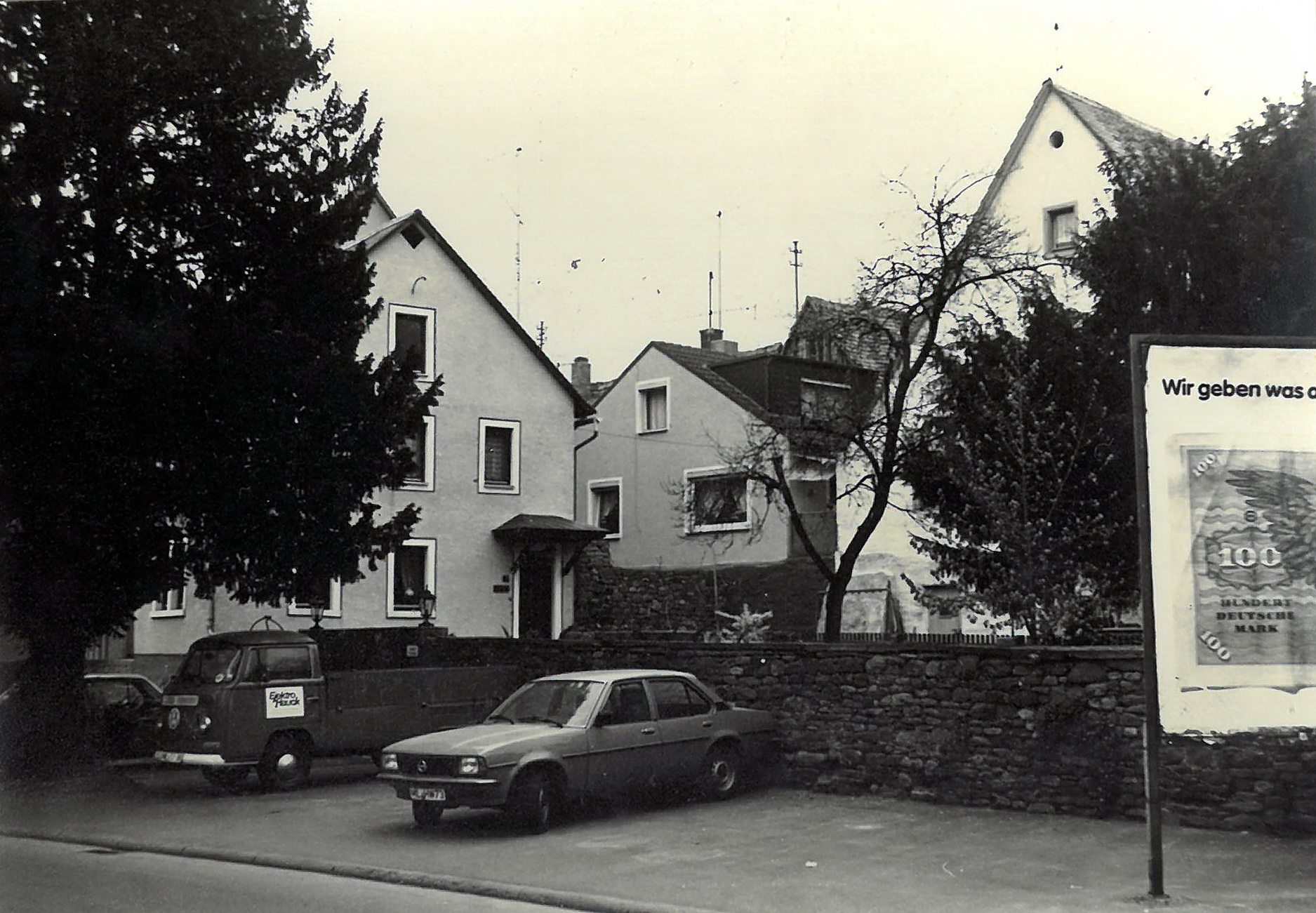 Der östlich gelegene Parkplatz der Autowerkstatt