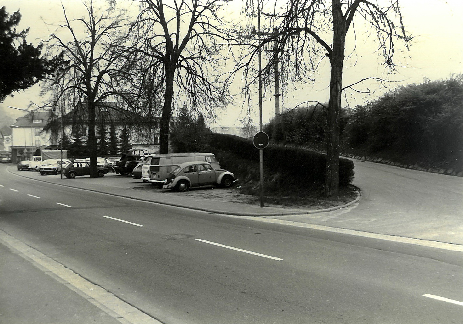 Der westlich gelegene Parkplatz der Autowerkstatt