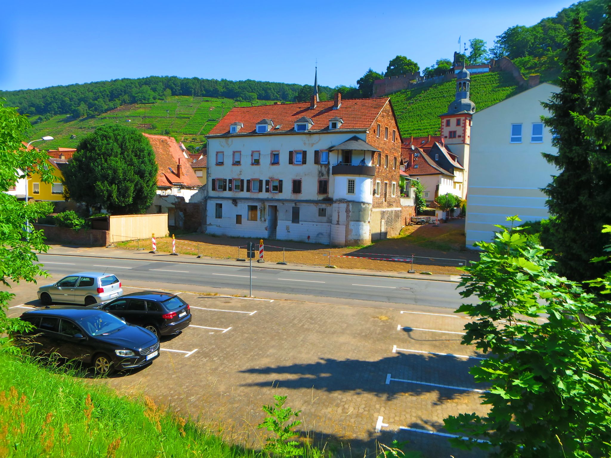 Gegenüber dem "Goldenen Kreuz" sind Anwohnerparkplätze geschaffen worden