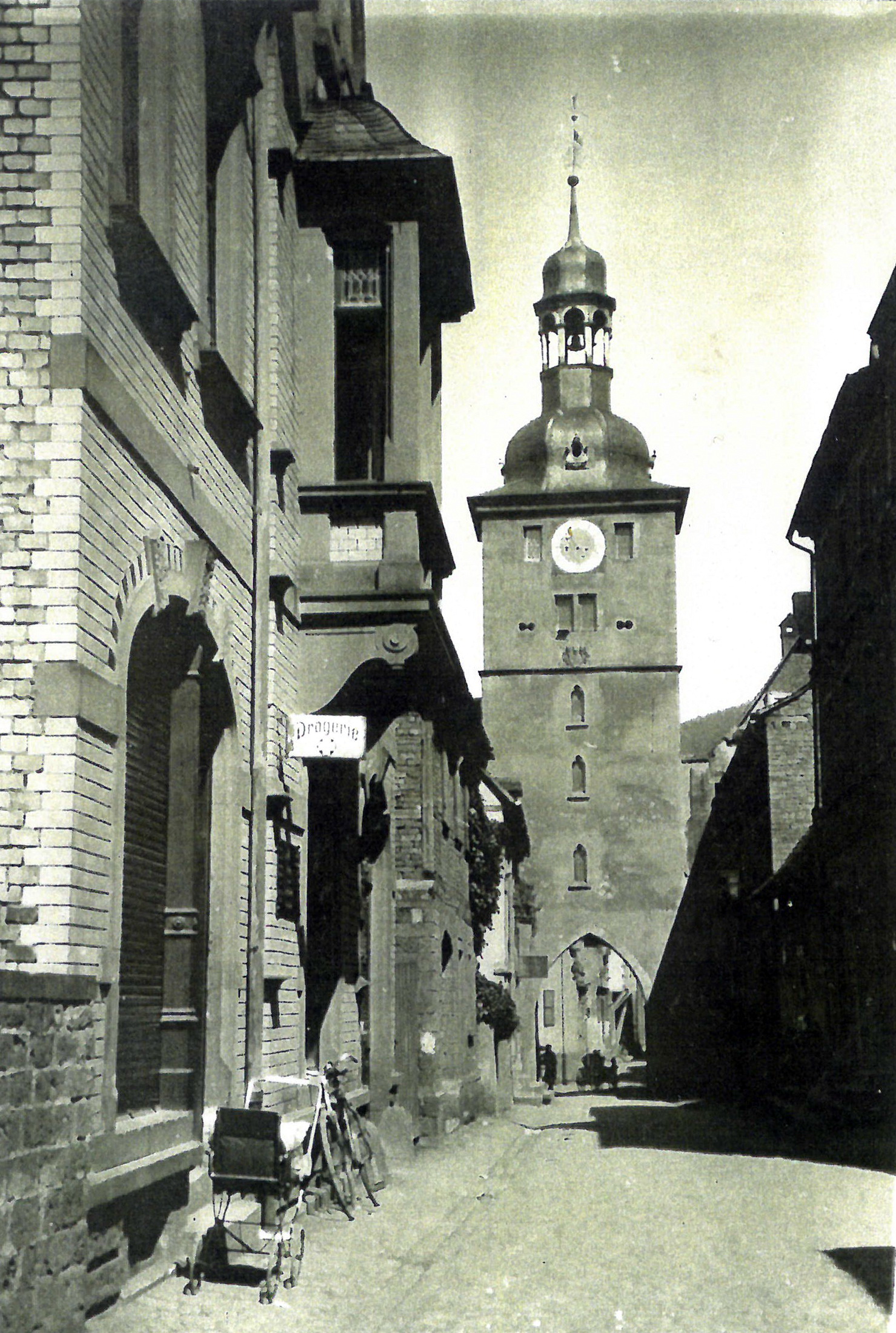 Blick in die Wilhelmstraße auf den Brunntorturm um 1930