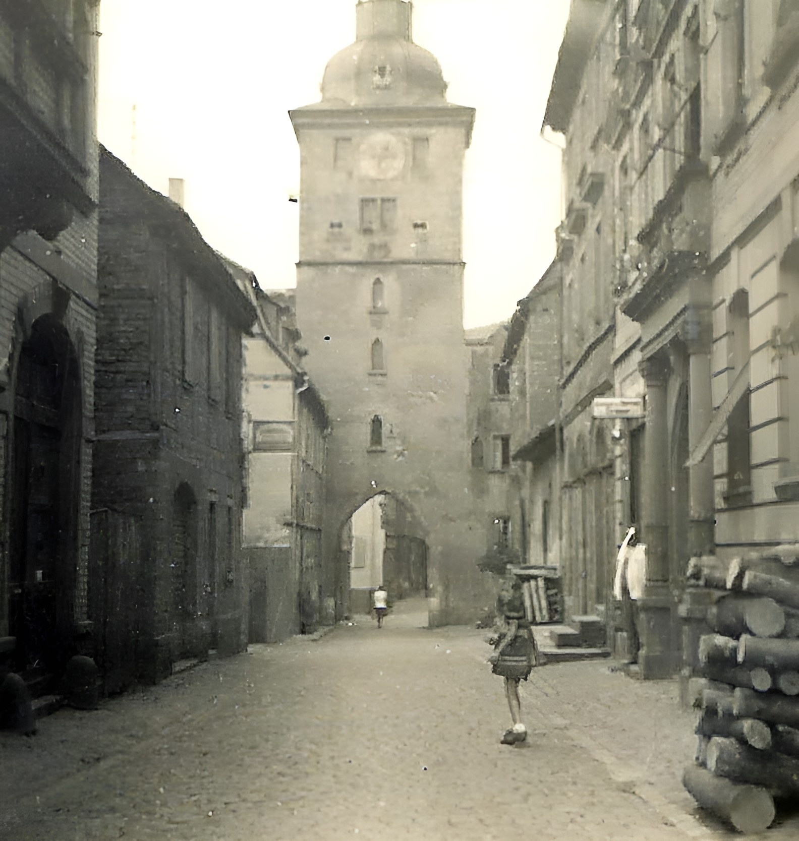 Blick in Wilhelmstraße auf den Brunntorturm um 1940