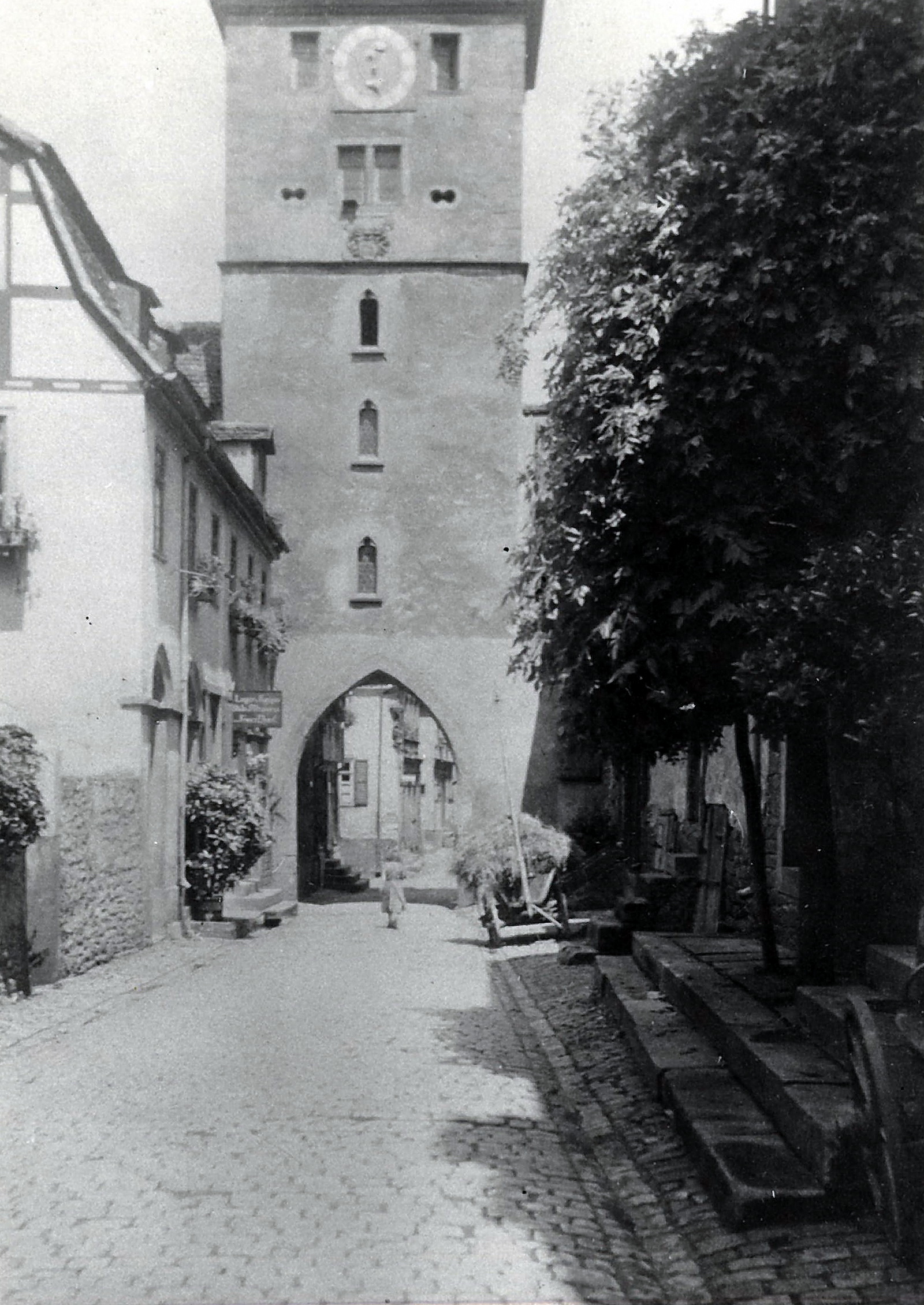 Blick in Wilhelmstraße auf den Brunntorturm um 1949