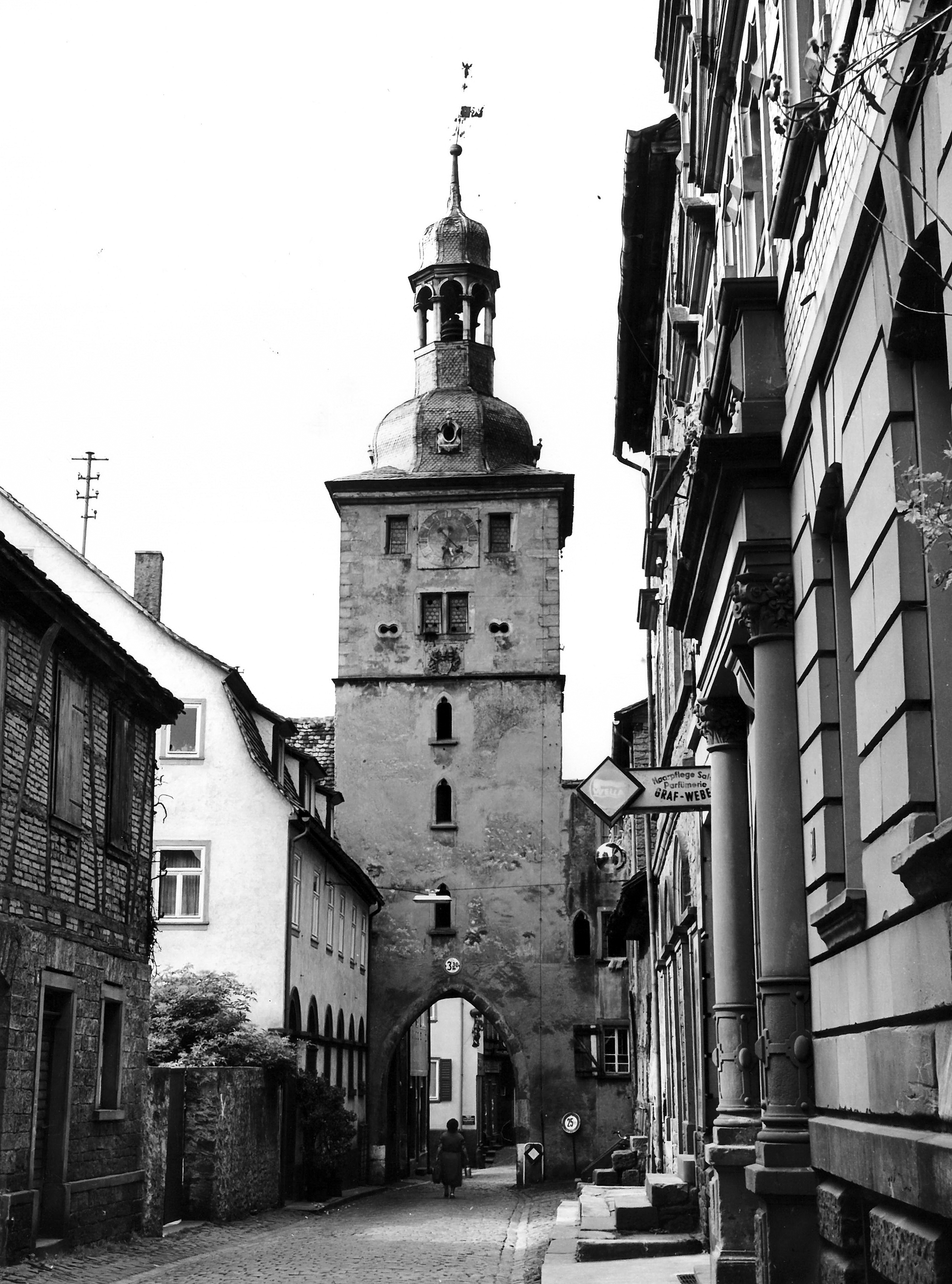 Blick in die Wilhelmstraße auf den Brunntorturm 1957