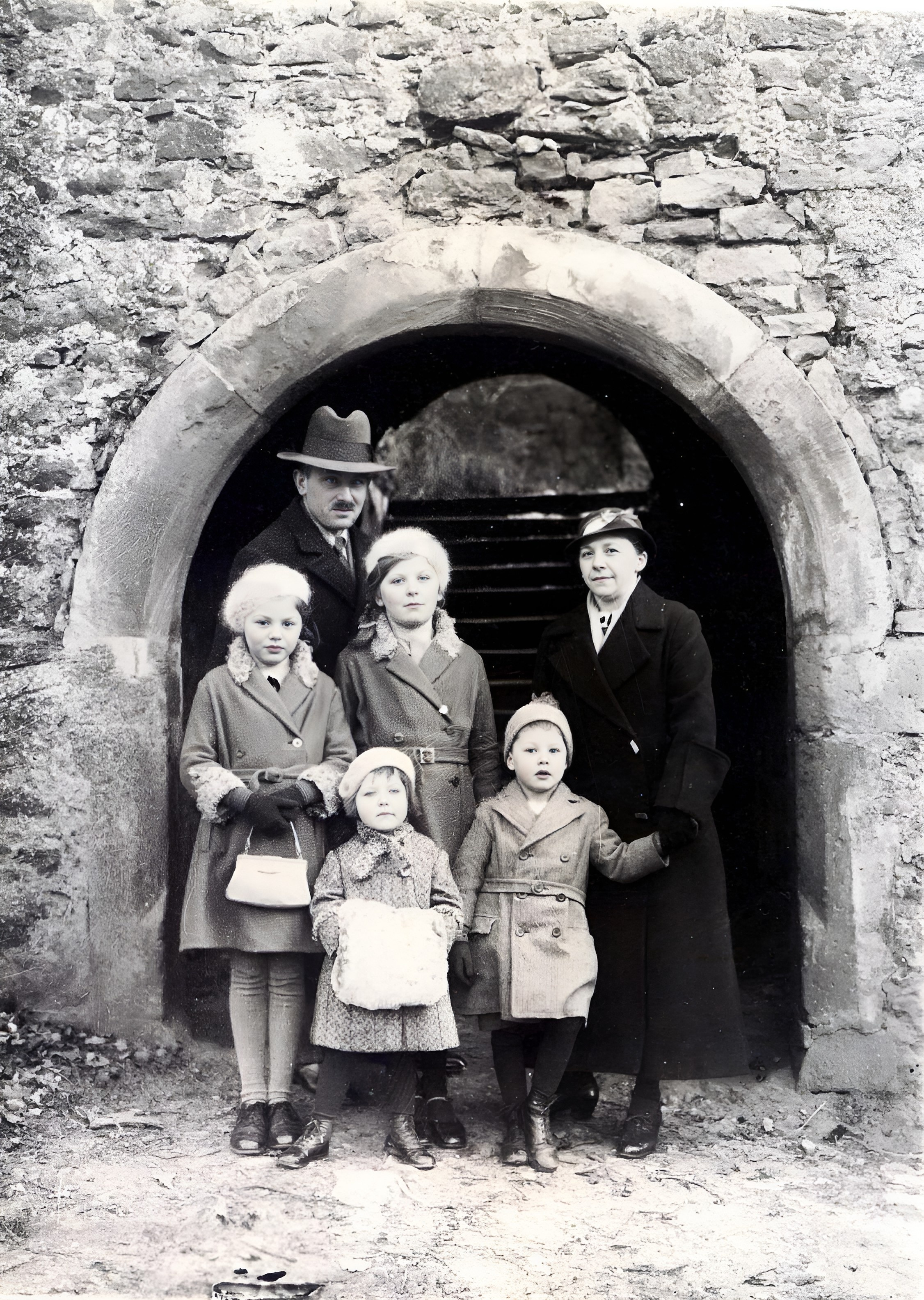 Am Tor im Innenhof ca. 1935