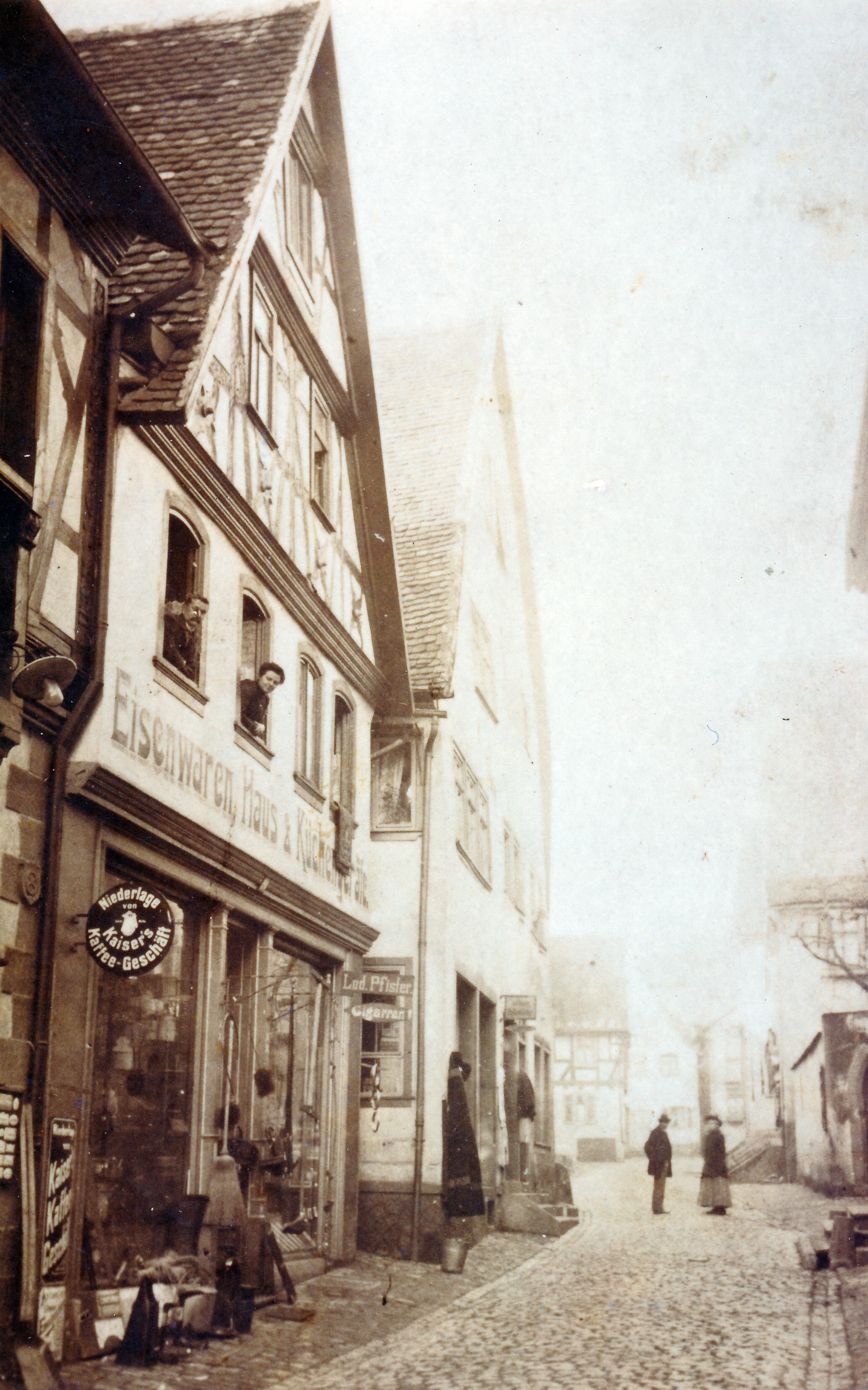 Das Anwesen Hauptstraße 26 mit Ludwig und dessen Ehefrau Maria Pfister