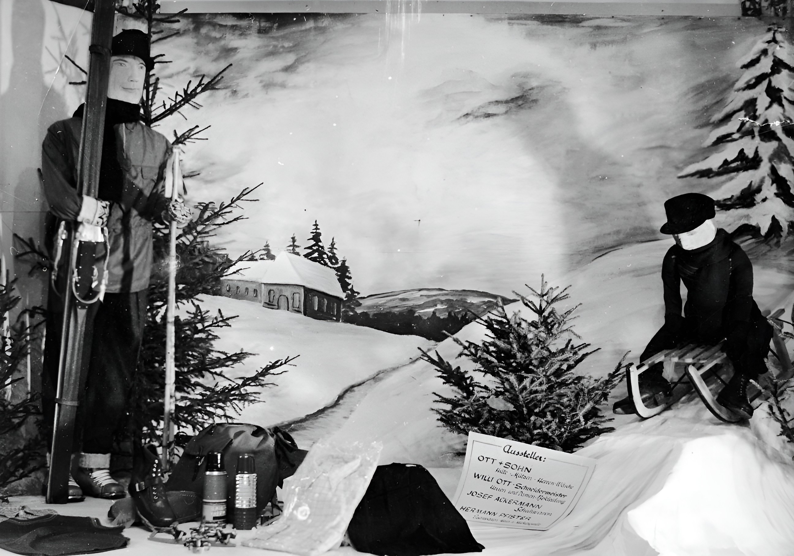 Blick in ein Schaufenster um 1950