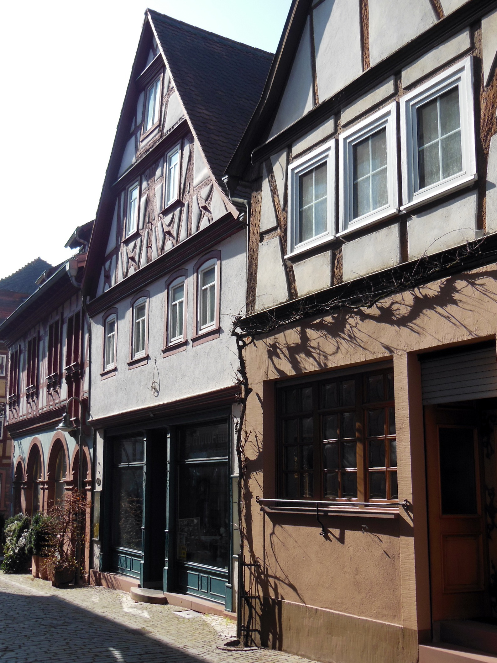 Das Ensemble von rechts fotografiert. Gasstätte "Woifässje" (früher Sennhütte, Hypo-Bank, Eisenwaren_Pfister, e"