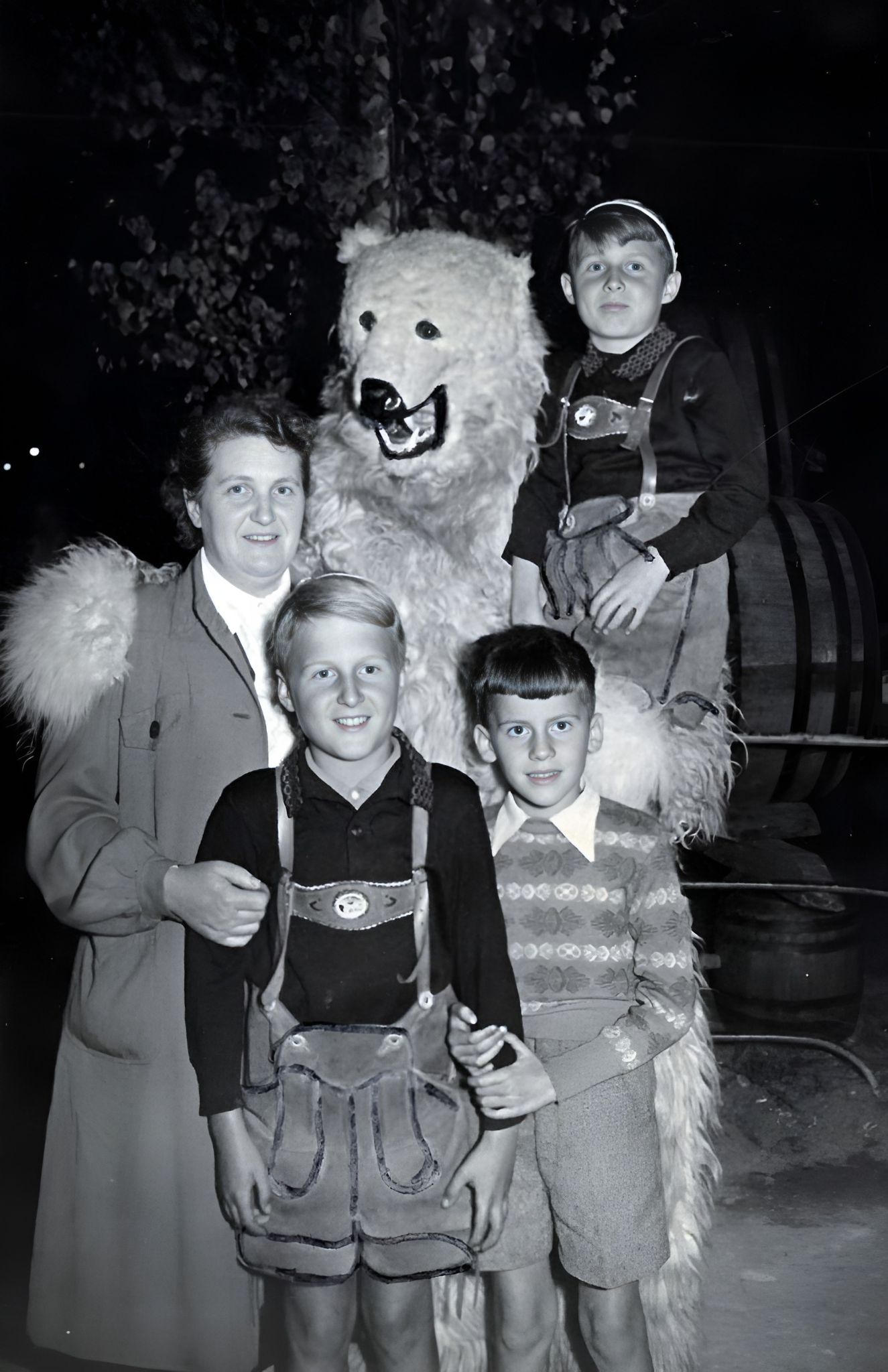 Oma Gretl mit Söhnen