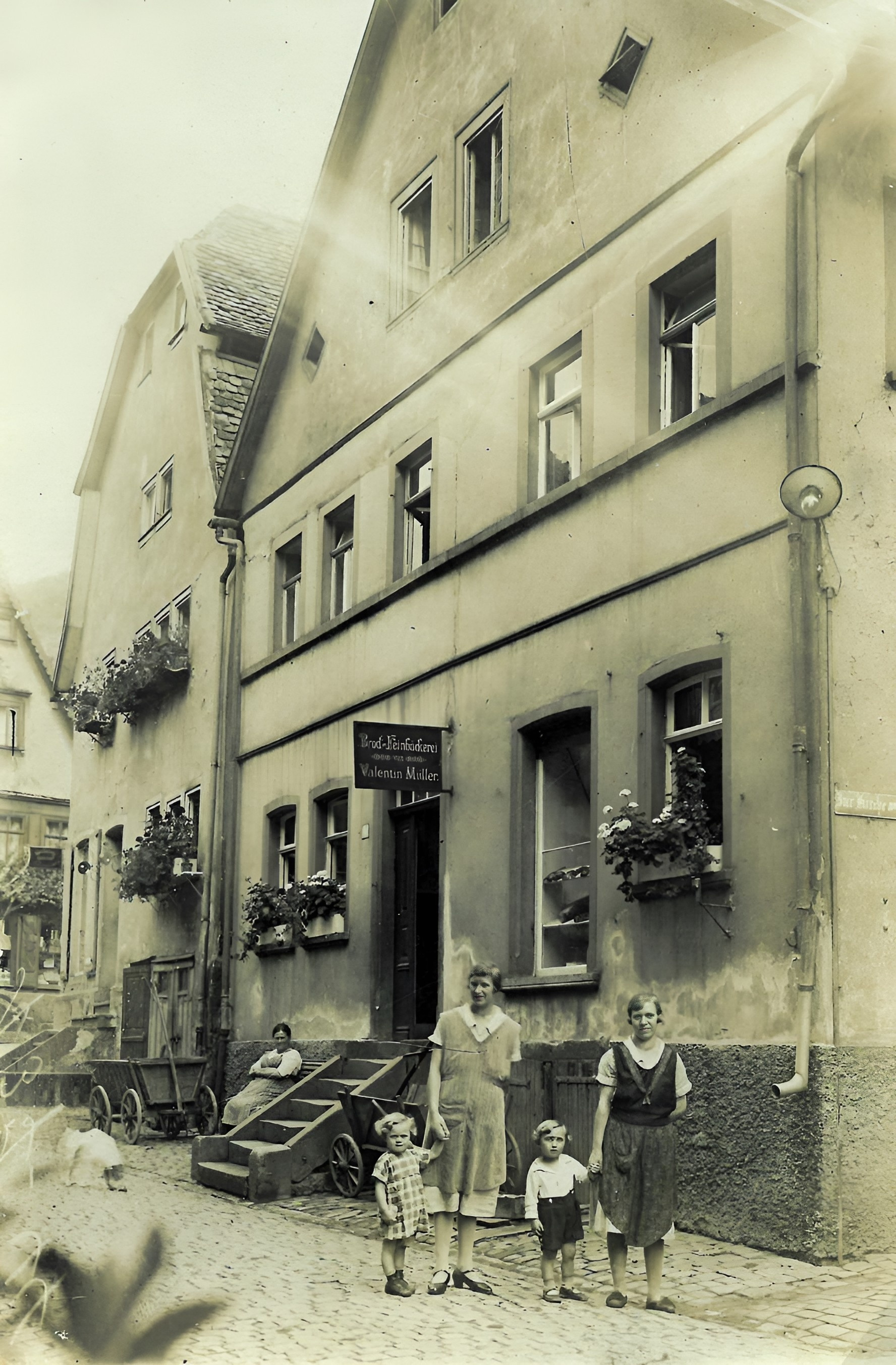Die Hauptstraße 17 um 1925 - damals Bäckerei Valentin Müller