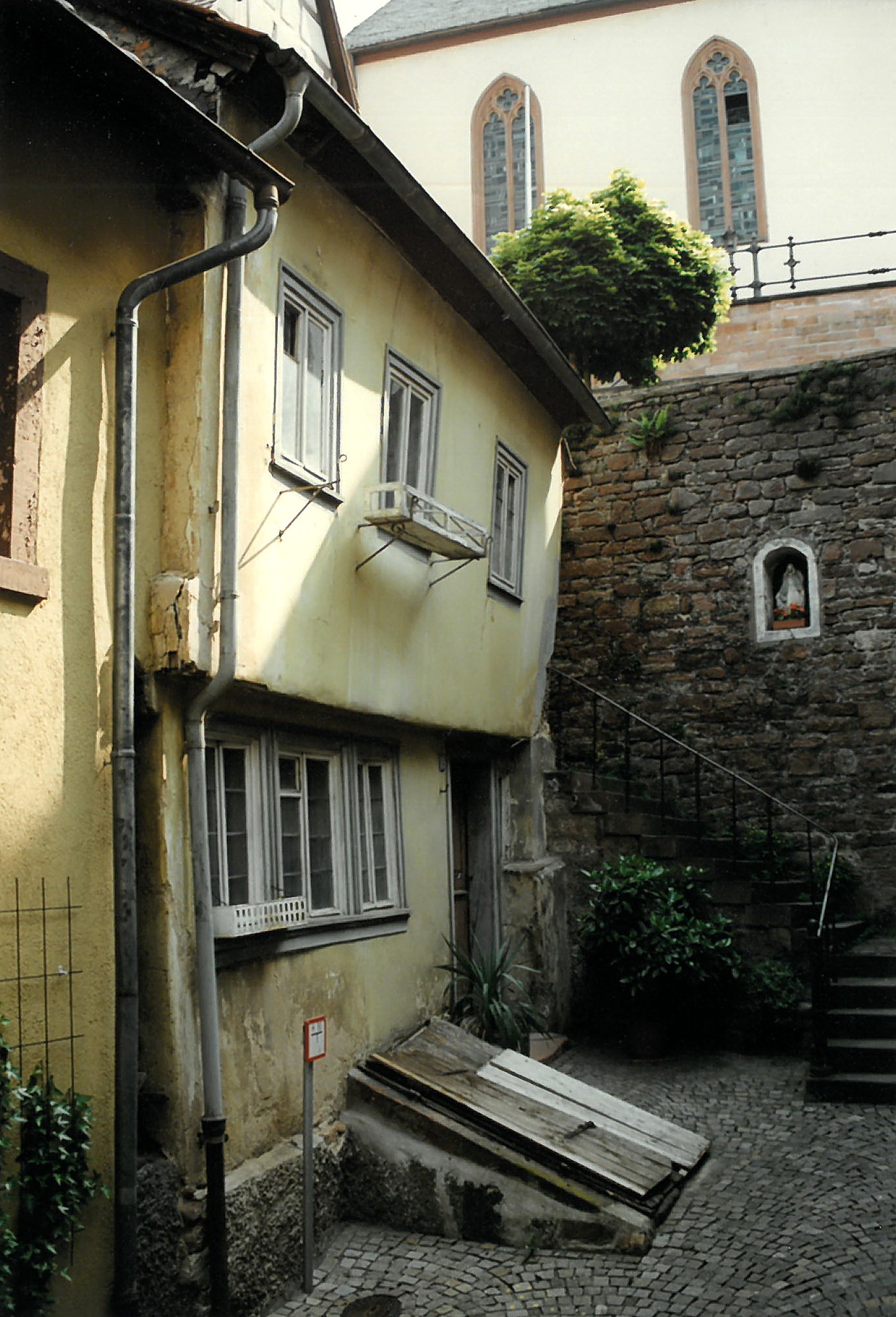 Die Hauptstraße 19 am Aufgang zur Kirche
