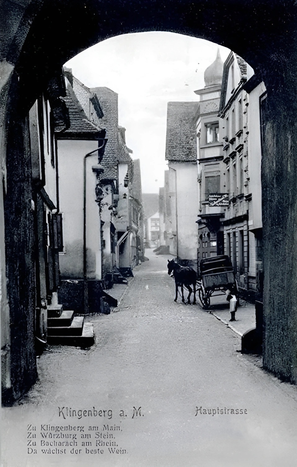Blick durch den Brunntorturm nach Norden in die Hauptstraße