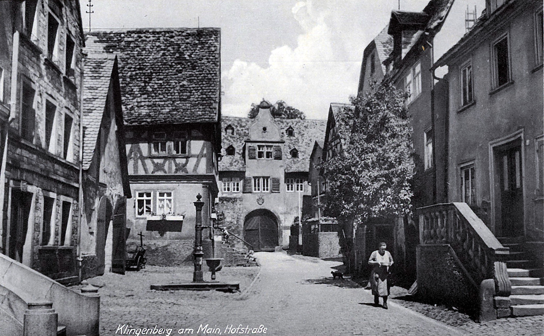 Die Hofstraße mit Torhaus des Schlosses Mairhofen