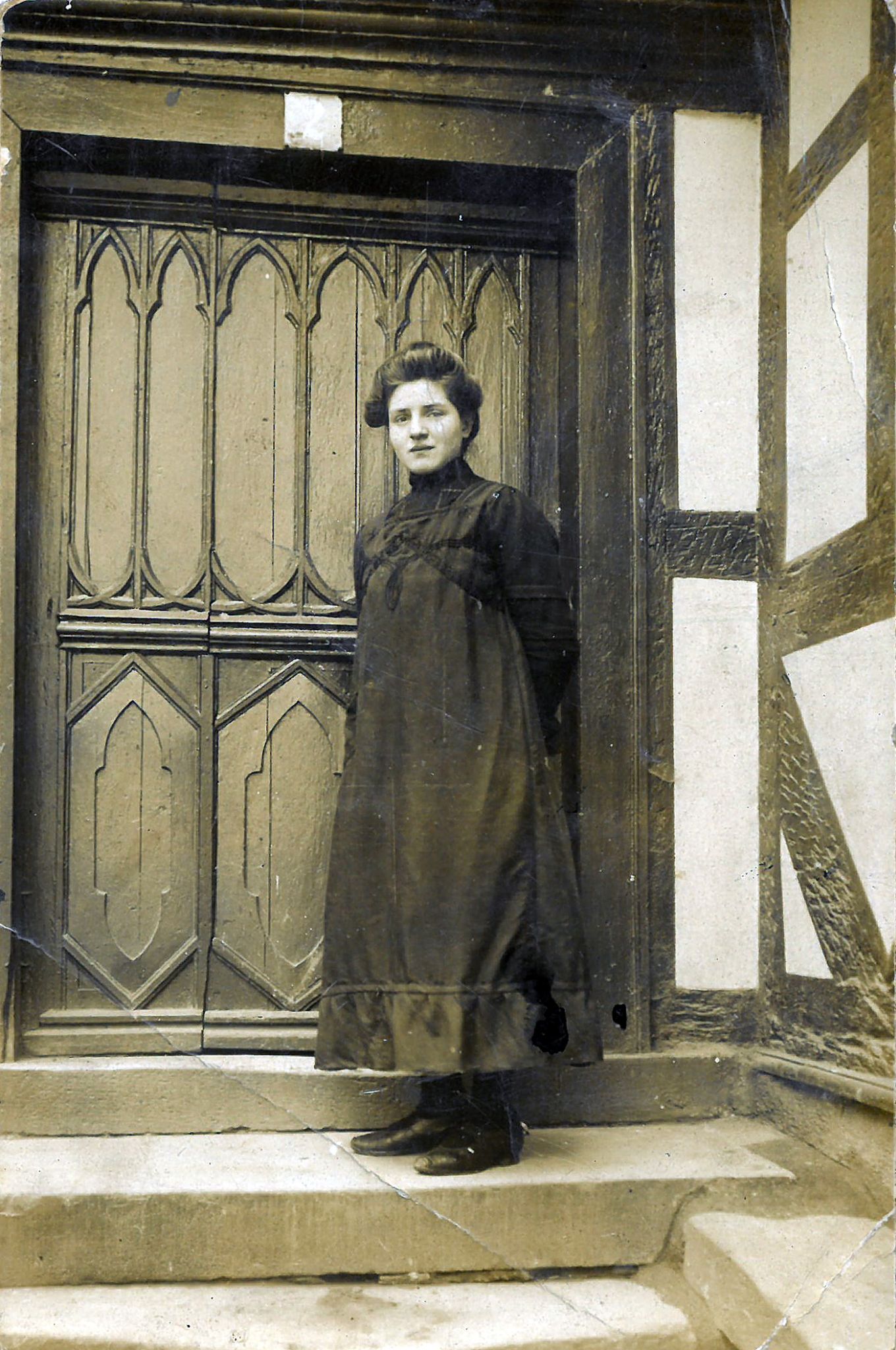 Vor der Eingangstüre der Kirchenstraße 2 um 1910