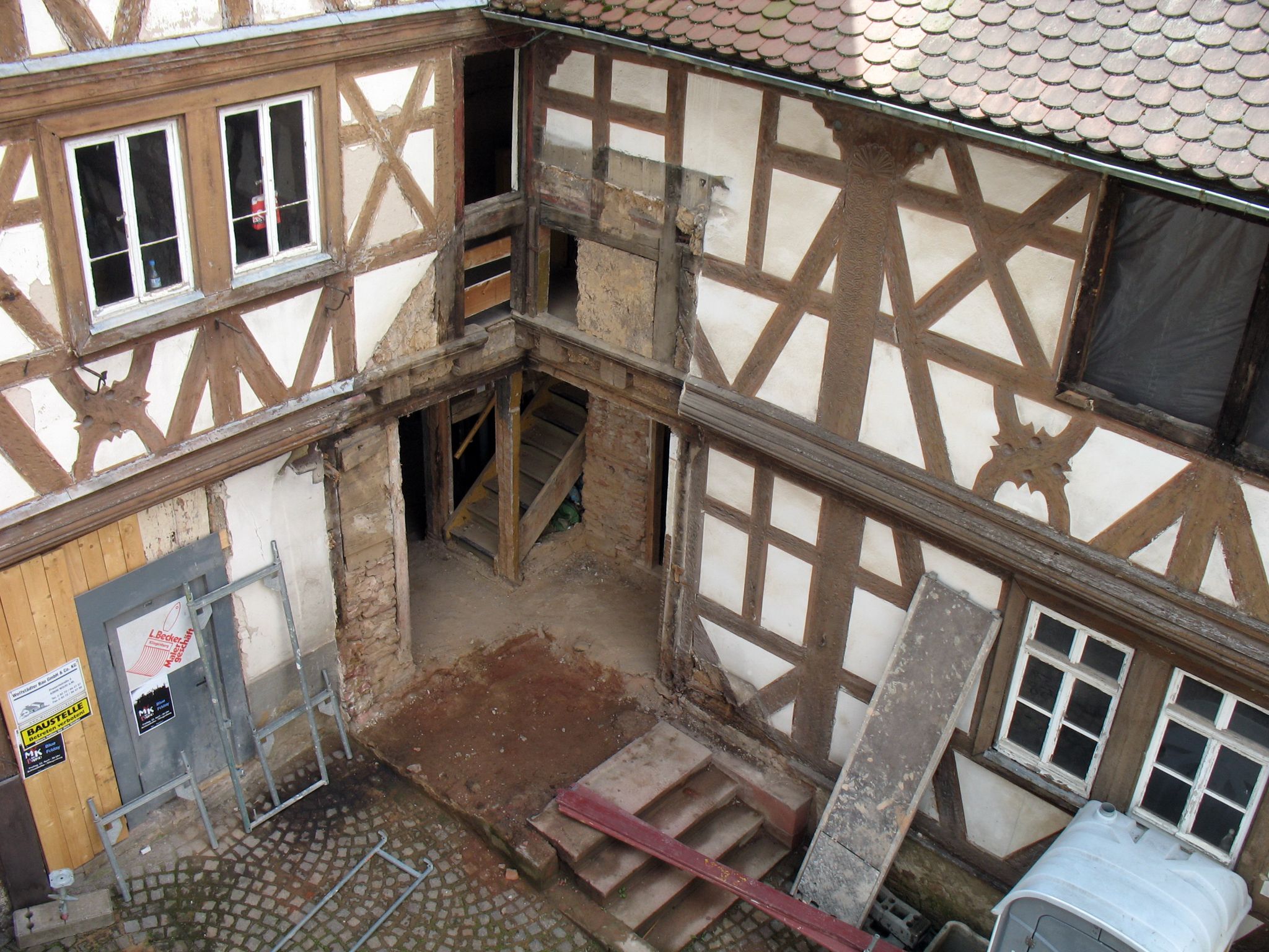 Der Eingangsvorbau wird neu errichtet und der Eingang nach Osten verlegt.