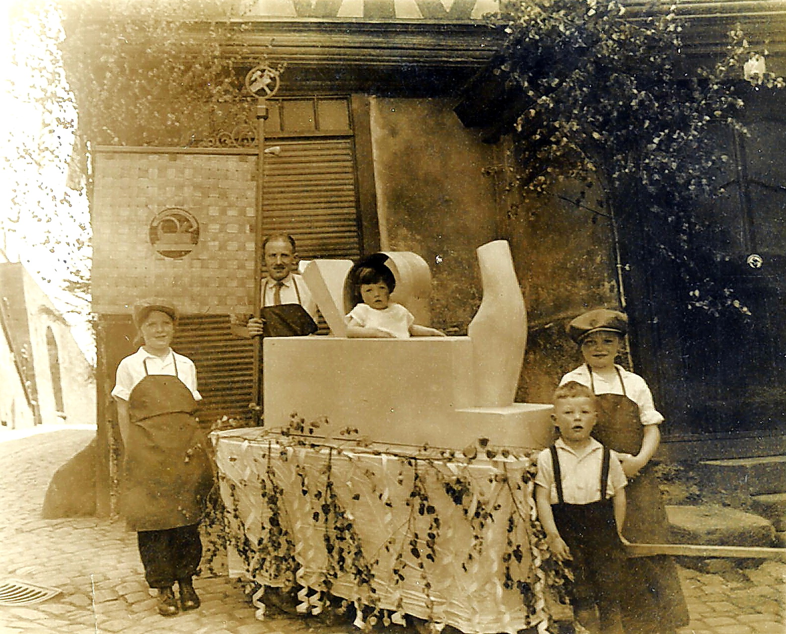 Vor dem Anwesen Kirchenstraße 2, Zunftwagen vermutlich für einen Festzug