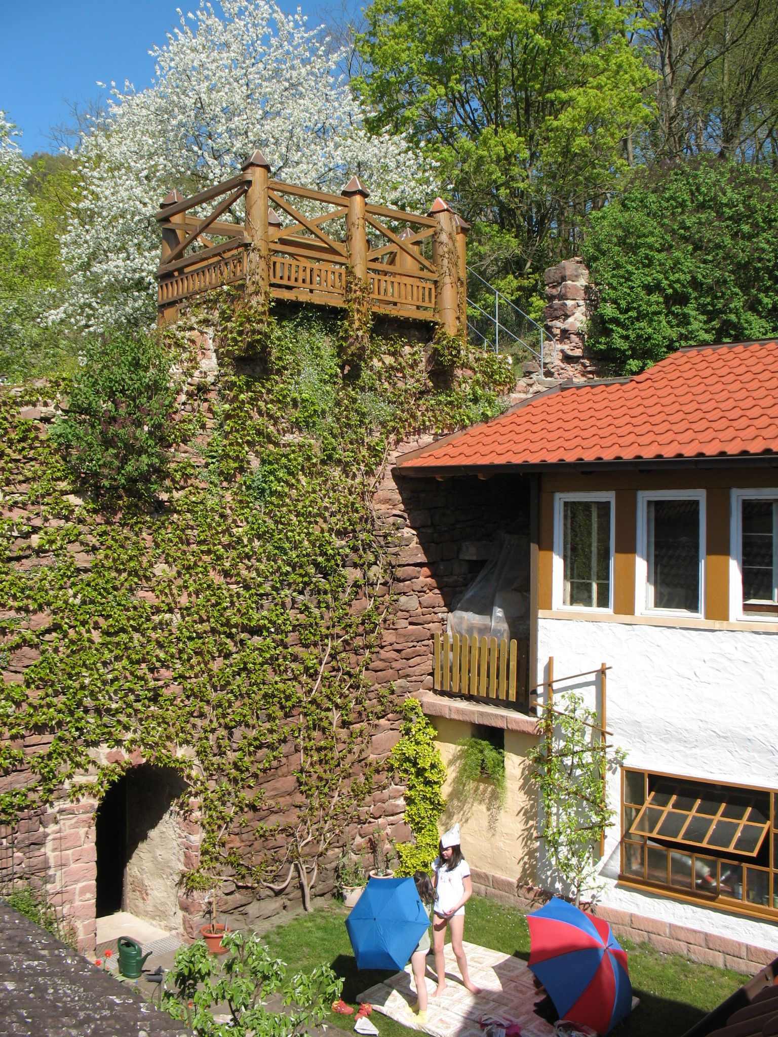 Die Stadtmauer mit Wehraufsatz im Jahr 2010