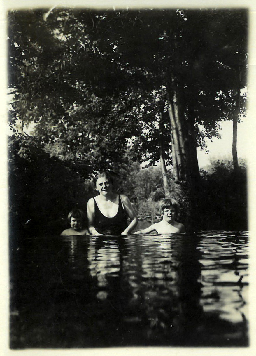 Juliane Pfister mit Kindern Elisabet und Margarete