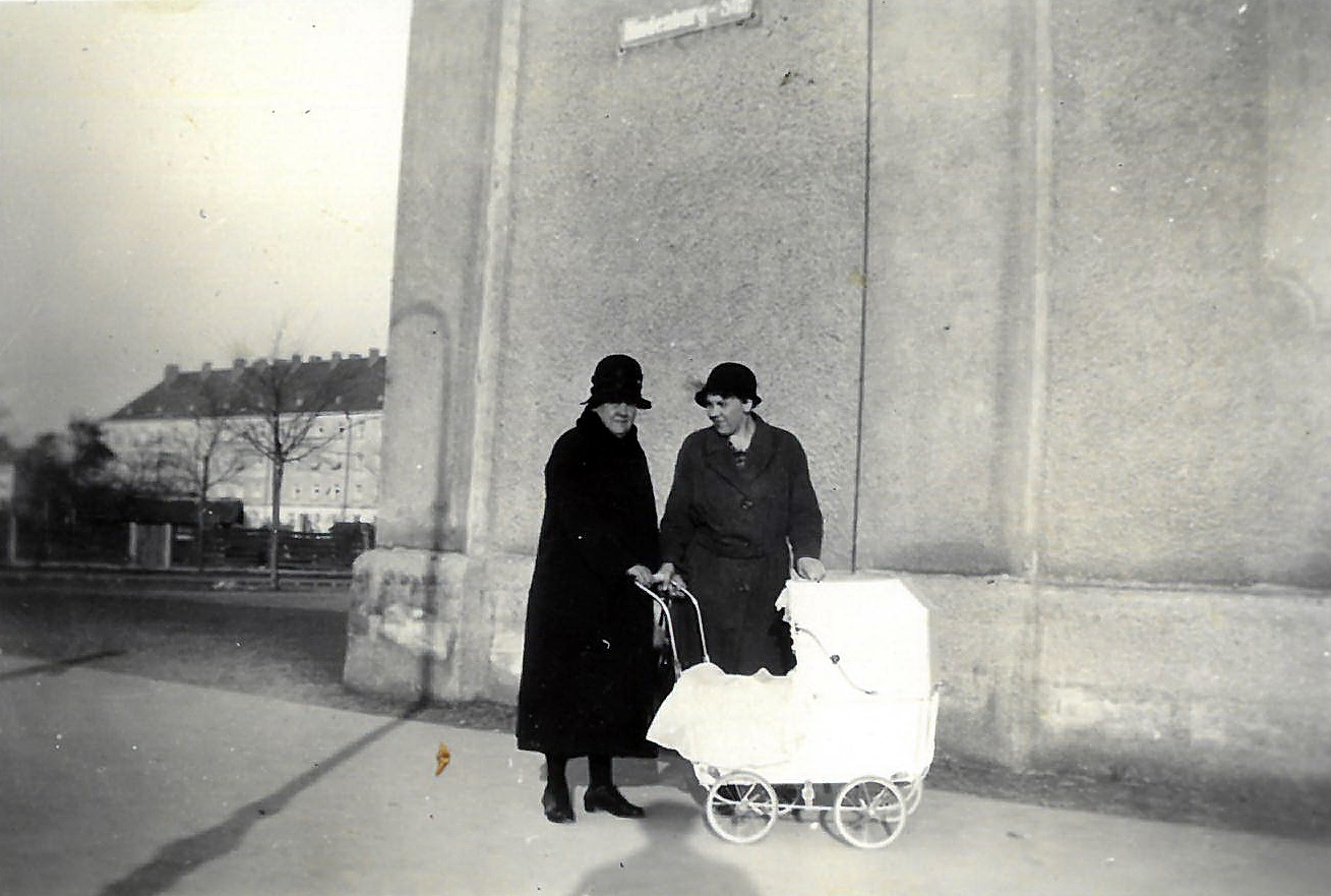 Großmutter Elisabeth Stummer mit Maria Blumenschein