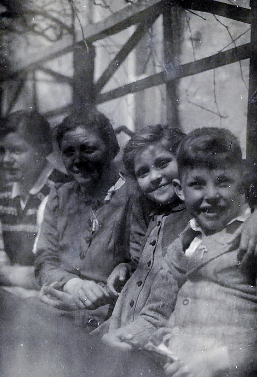 Juliane Pfister mit Margarete, Hermine und Otto