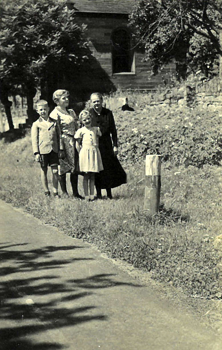 Otto, Elisabeth, Hermine und Großmutter Elisabeth Stummer