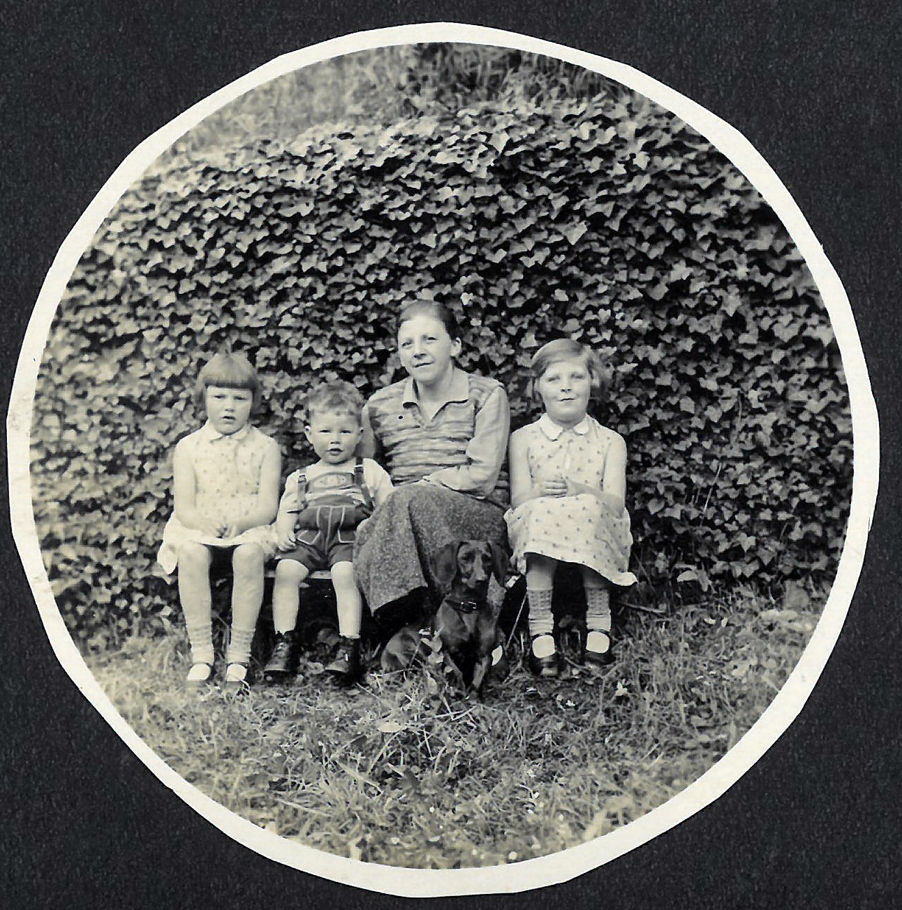 Juliane Pfister mit Margarete, Otto und Elisabeth