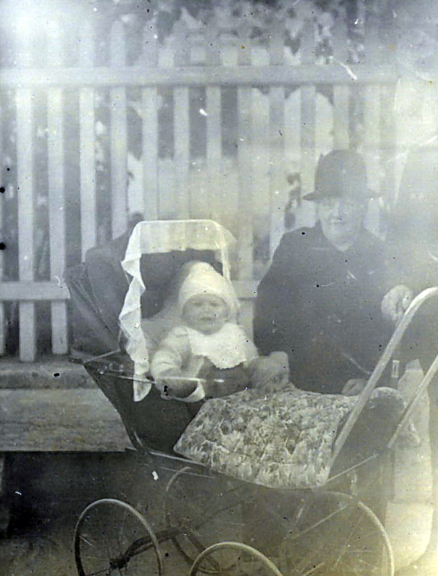 Großmutter Therese Pfister mit Enkelkind