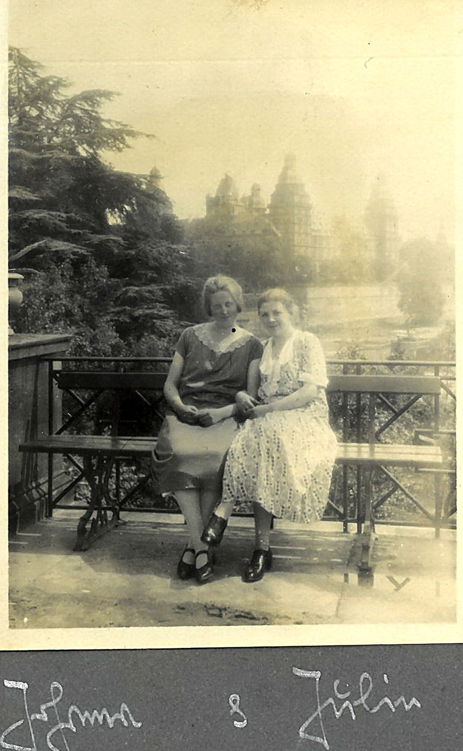 Juliane Pfister mit Freundin