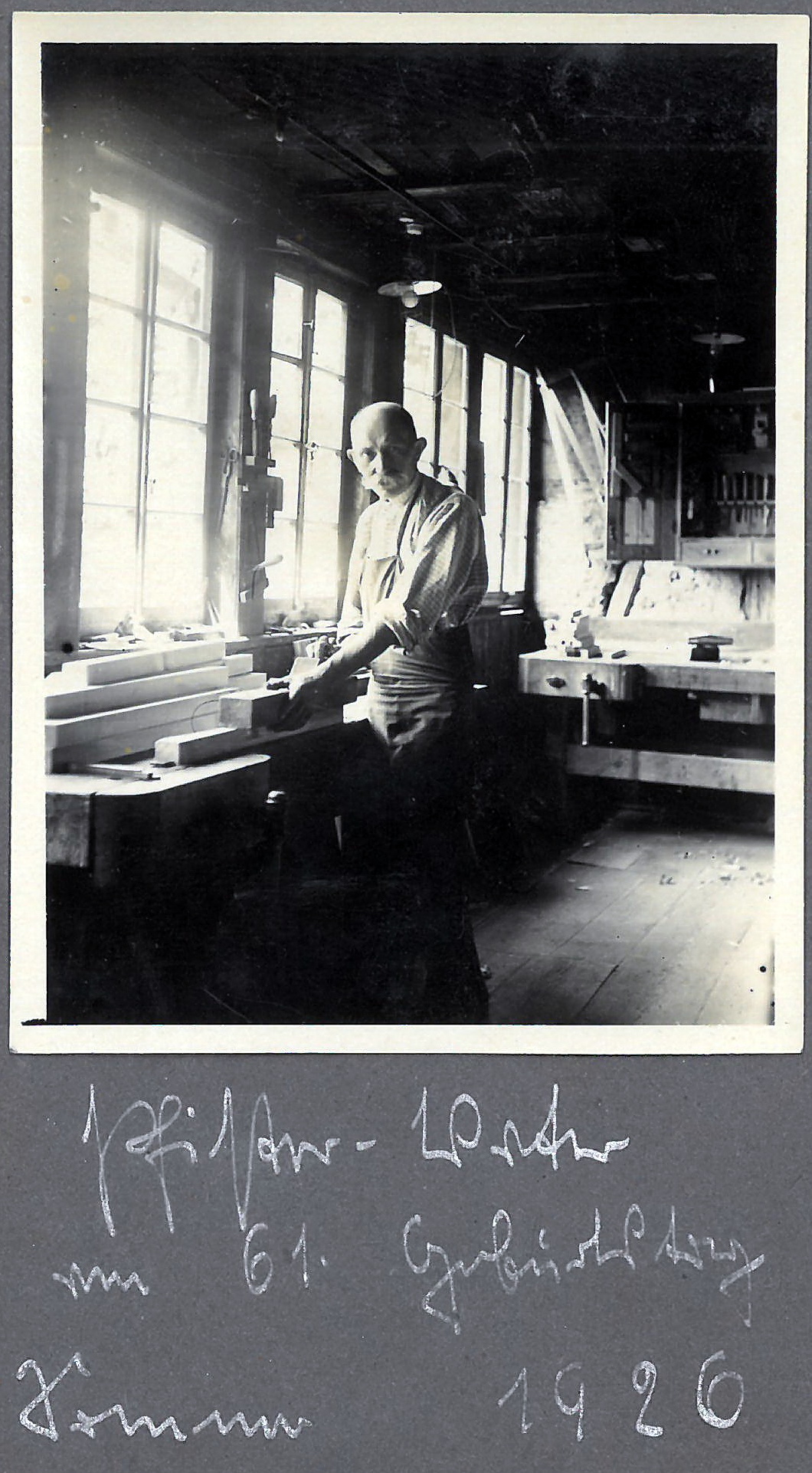 Großvater Otto Pfister in der Werkstatt