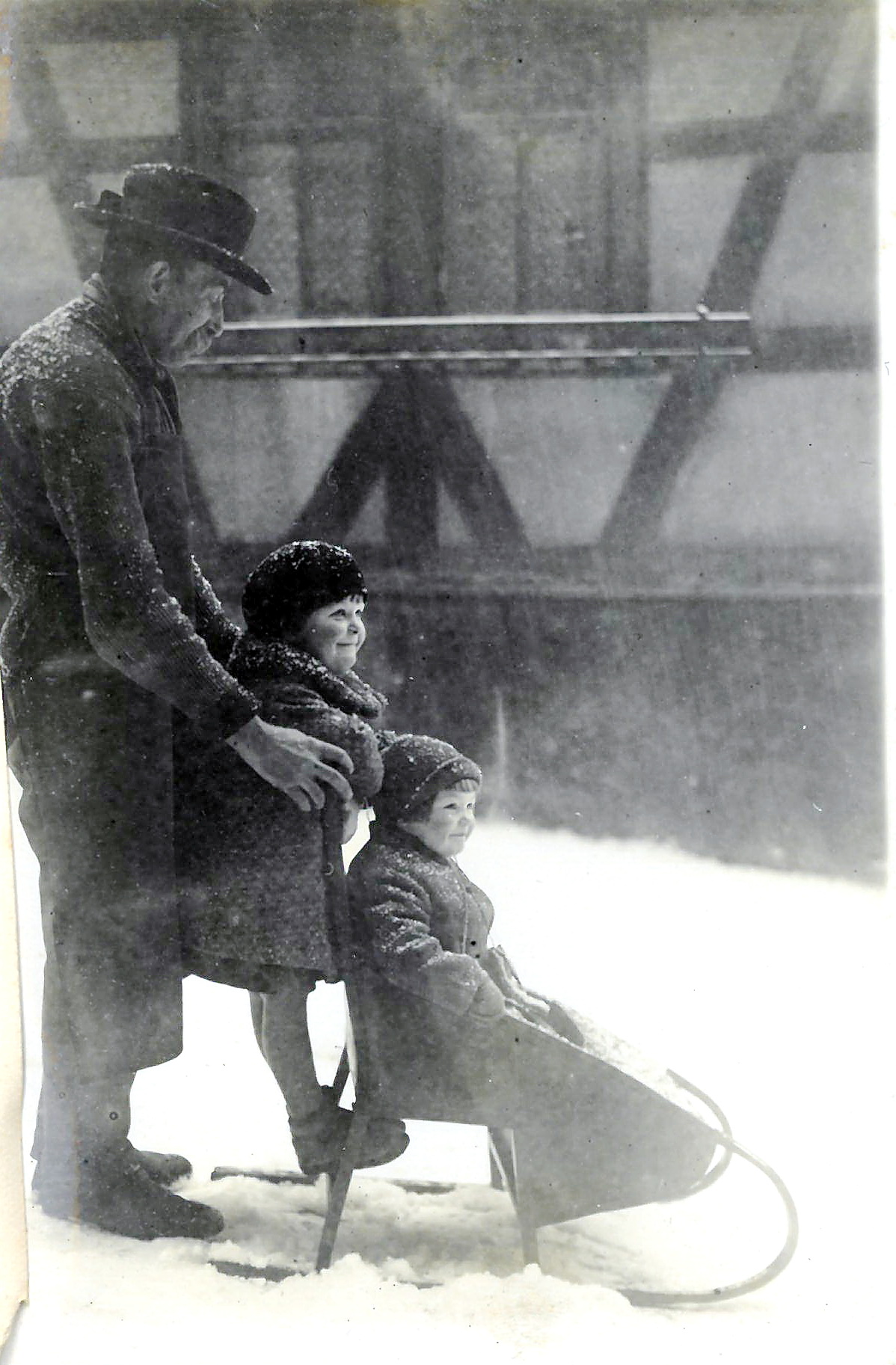 Großvater Otto Pfister mit Enkelkindern