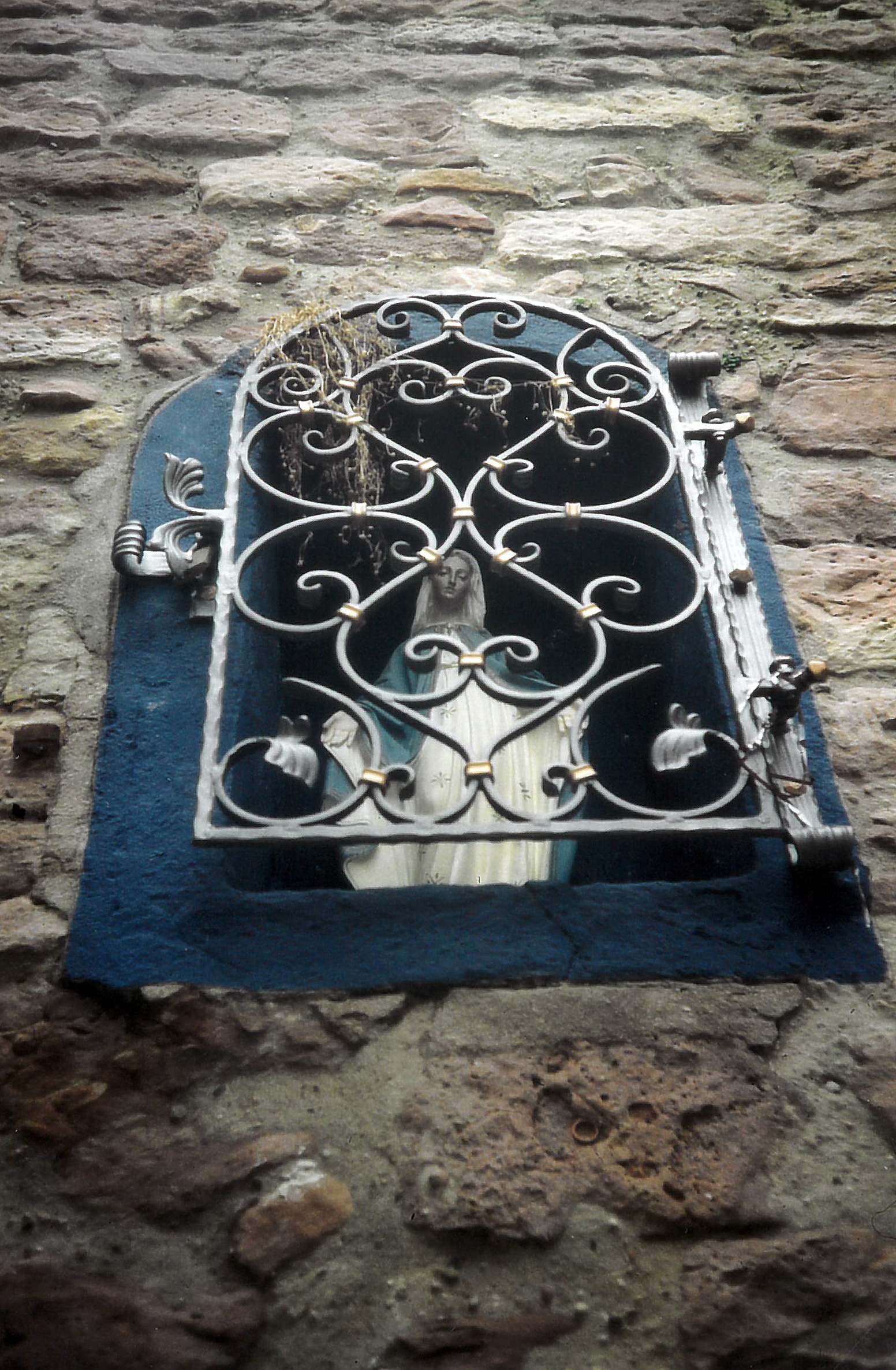 Marienfigur in der Stützmauer am Aufgang zur Kirchenstraße