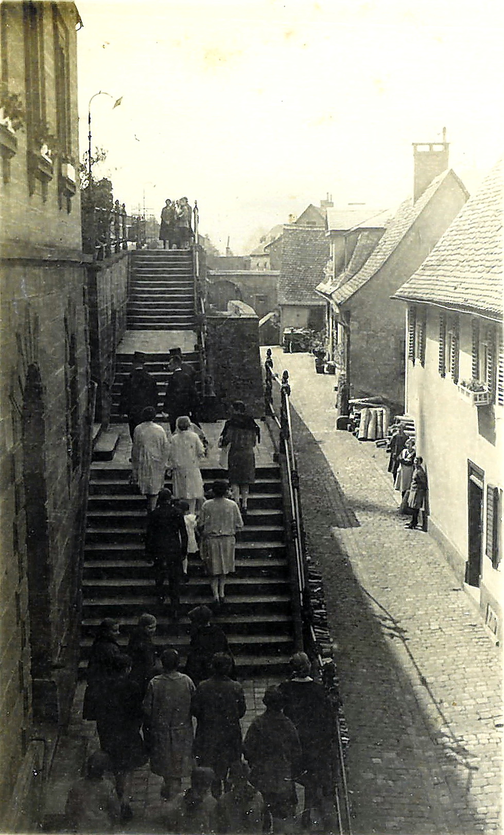 Hochzeitsgäste auf dem Weg zur Pfarrkirche am 21. Mai 1928