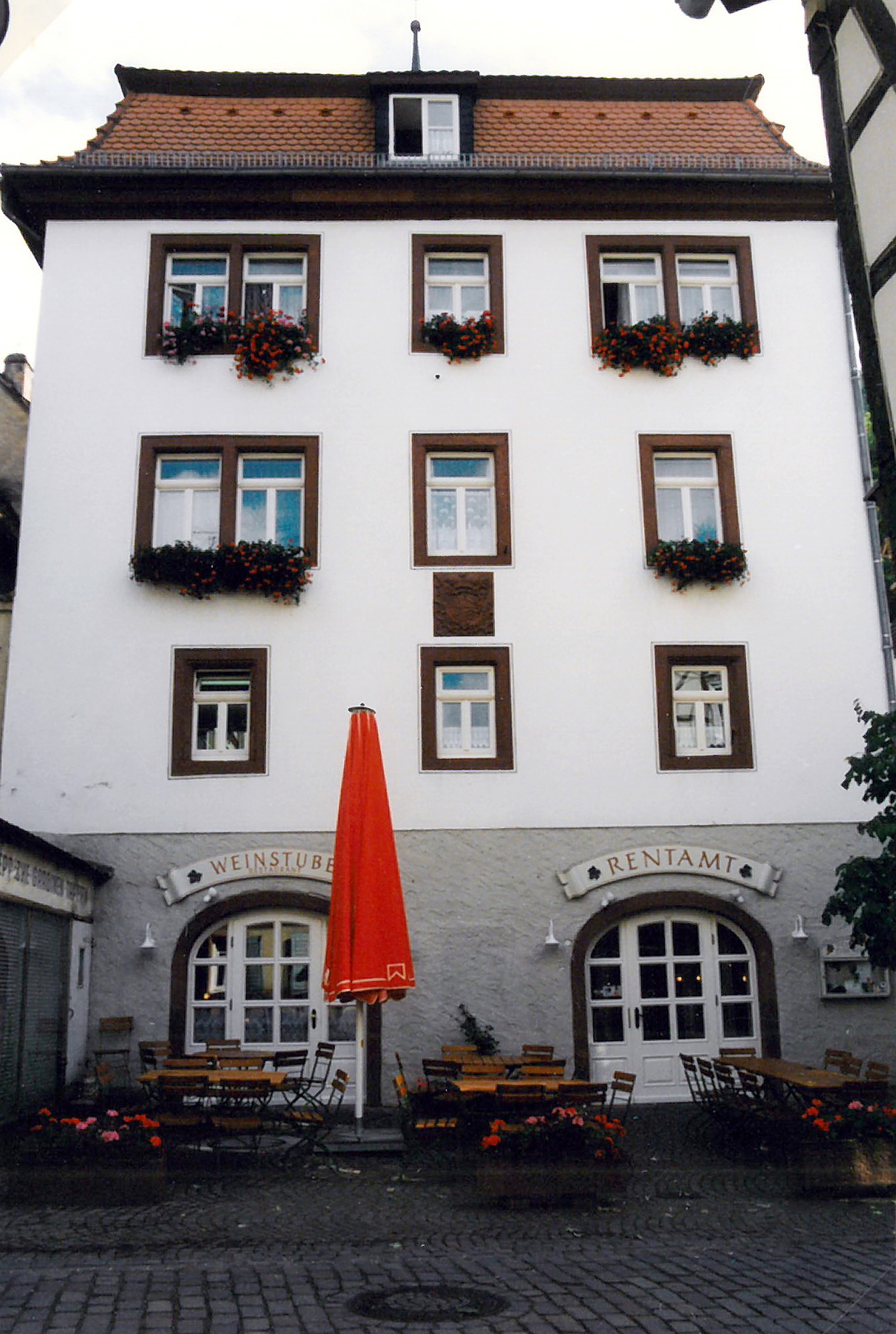 Das "Rentamt" von der Hauptstraße aus