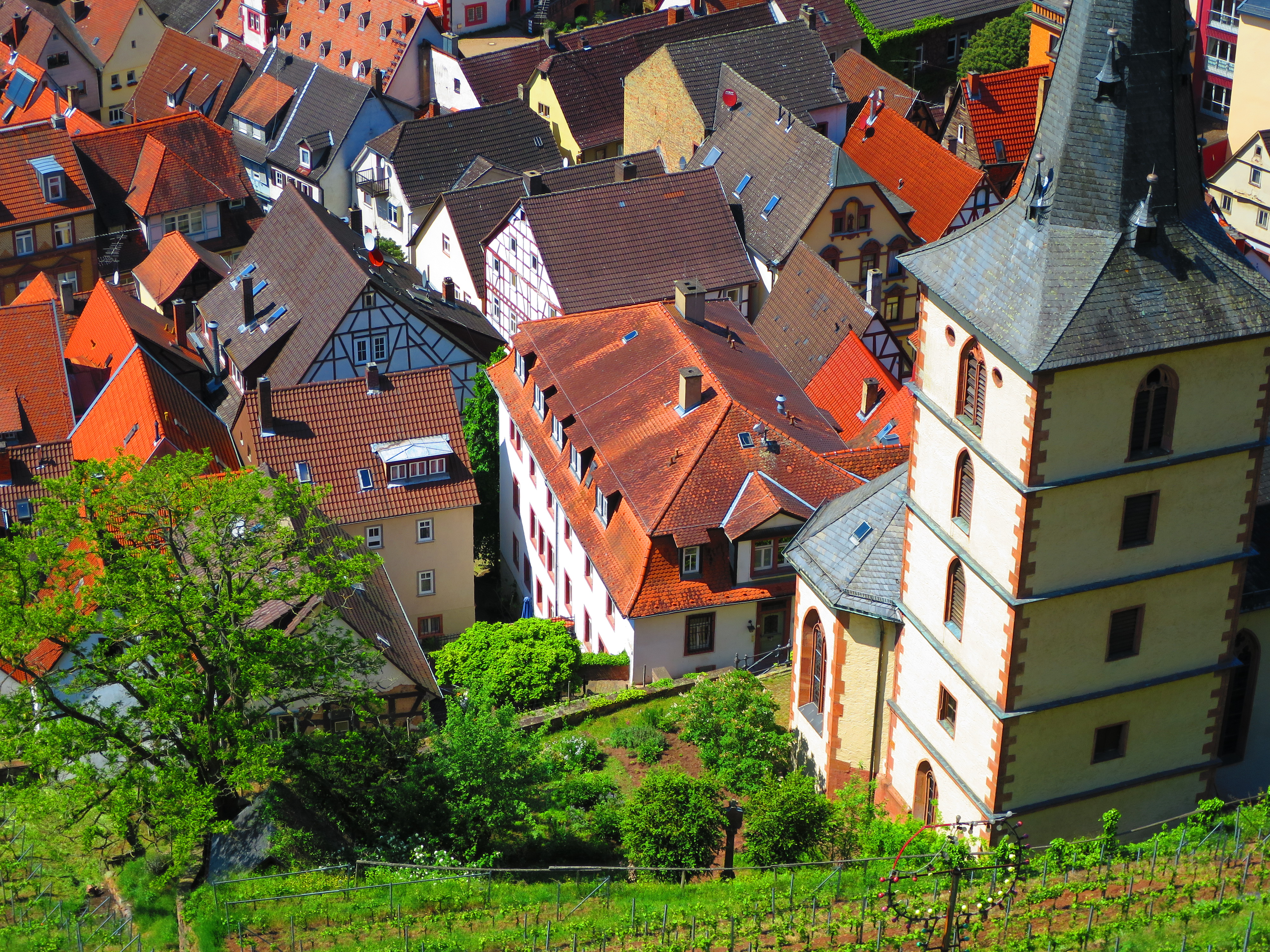 Das Rentamt links vor der Pfarrkirche