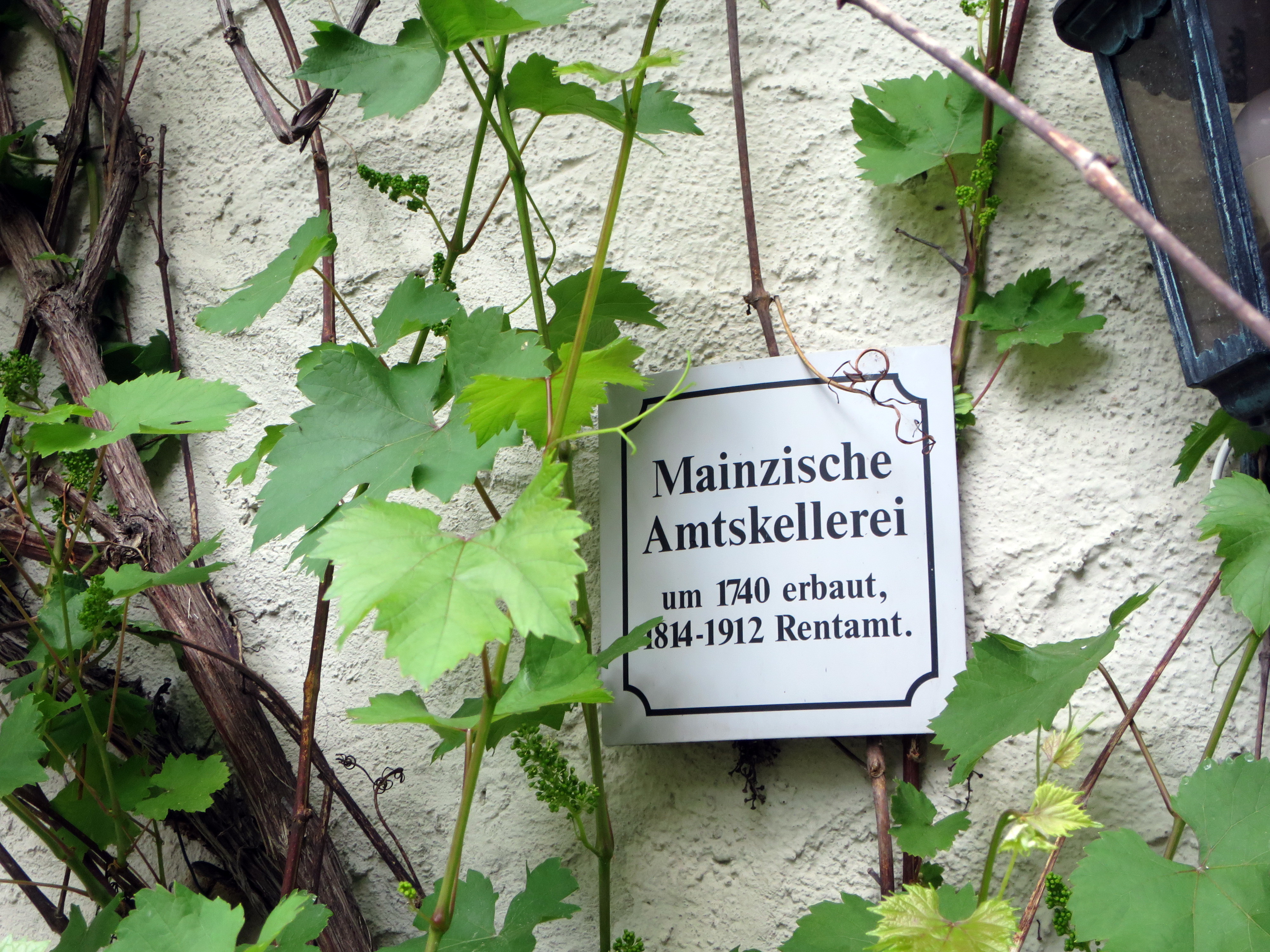 Hinweistafel zum Gebäude an der Westseite