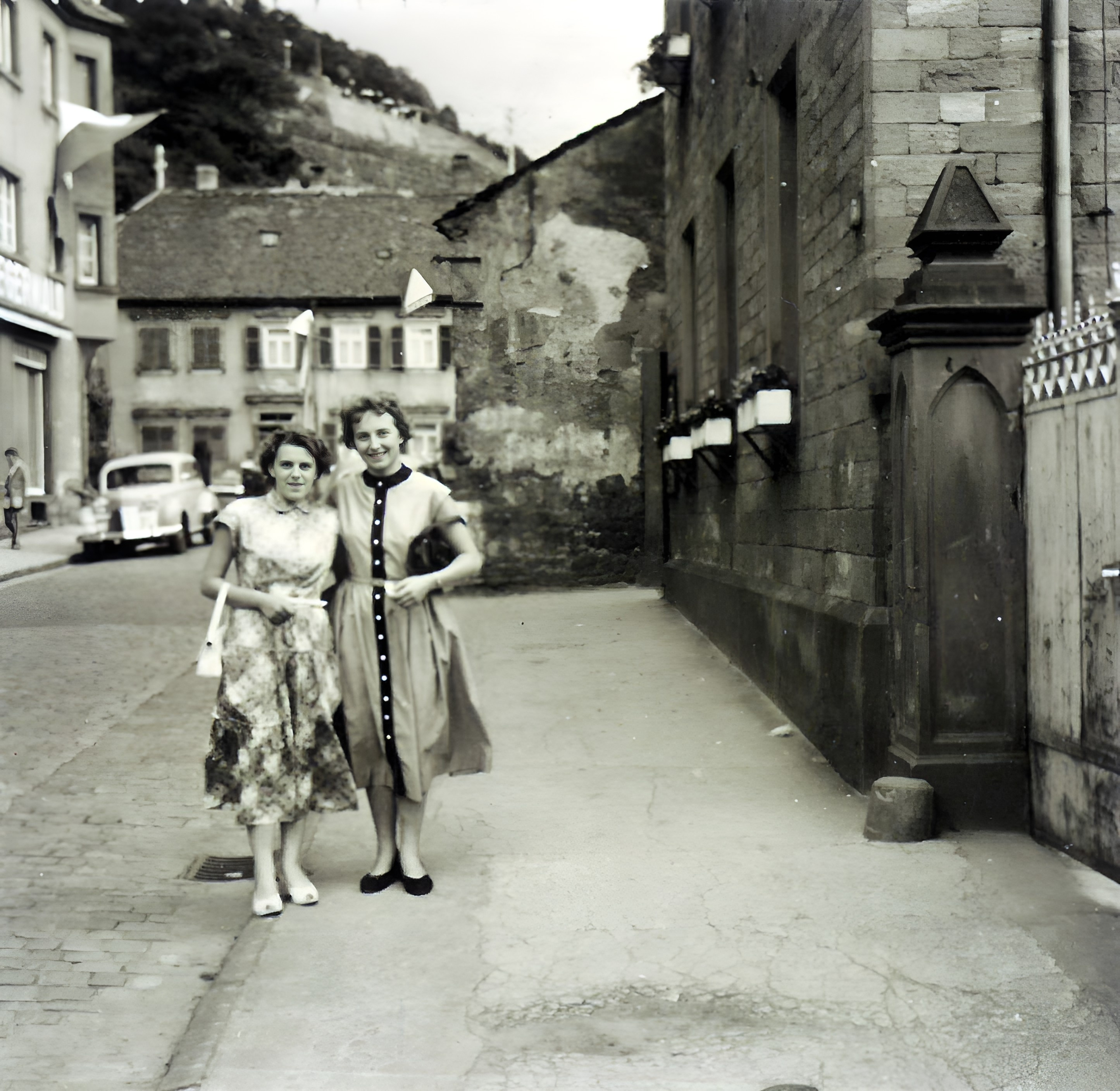 Links die 1852 erbaute Mädchenschule