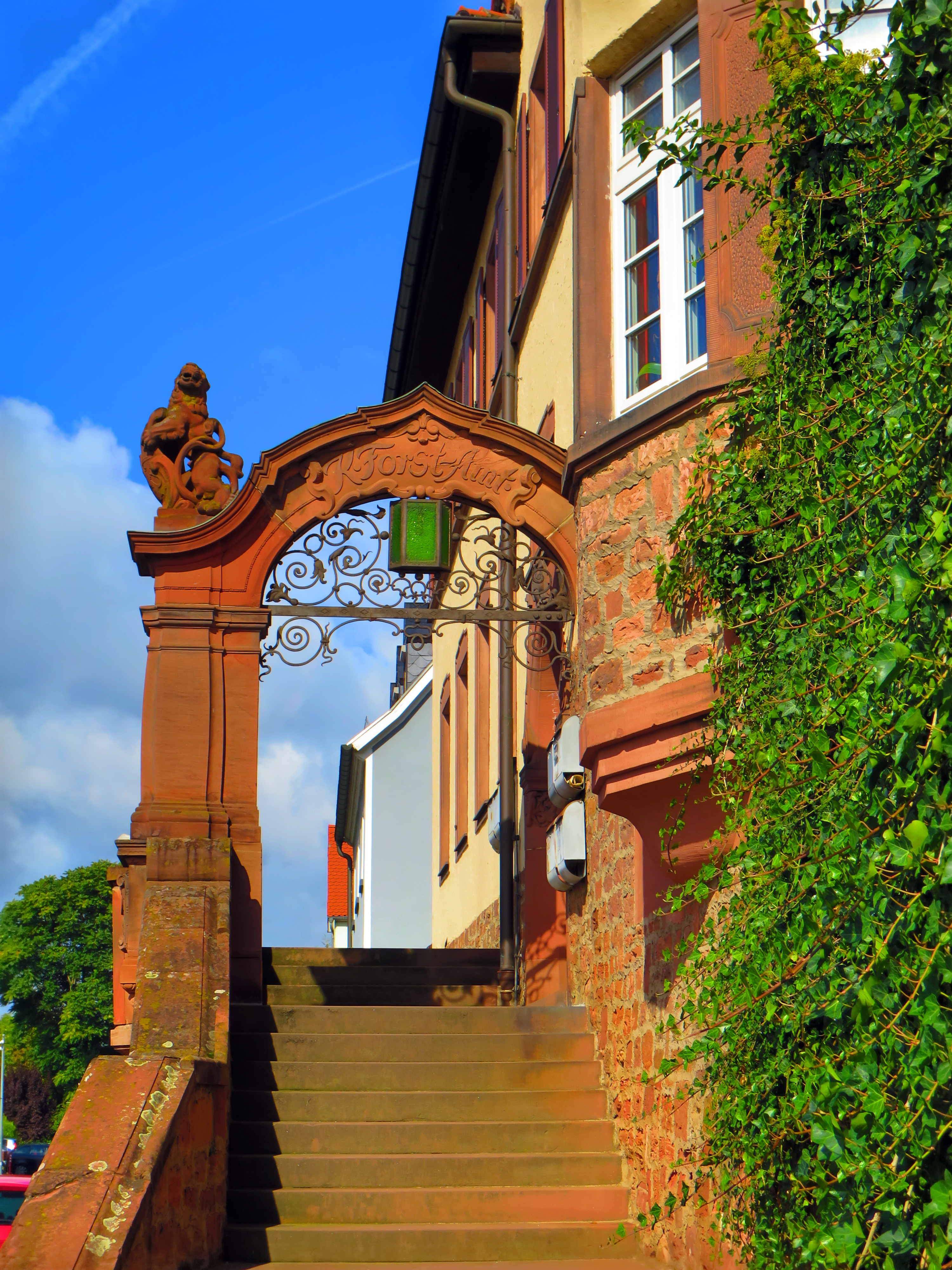 Eingangsportal des alten Forstamtes