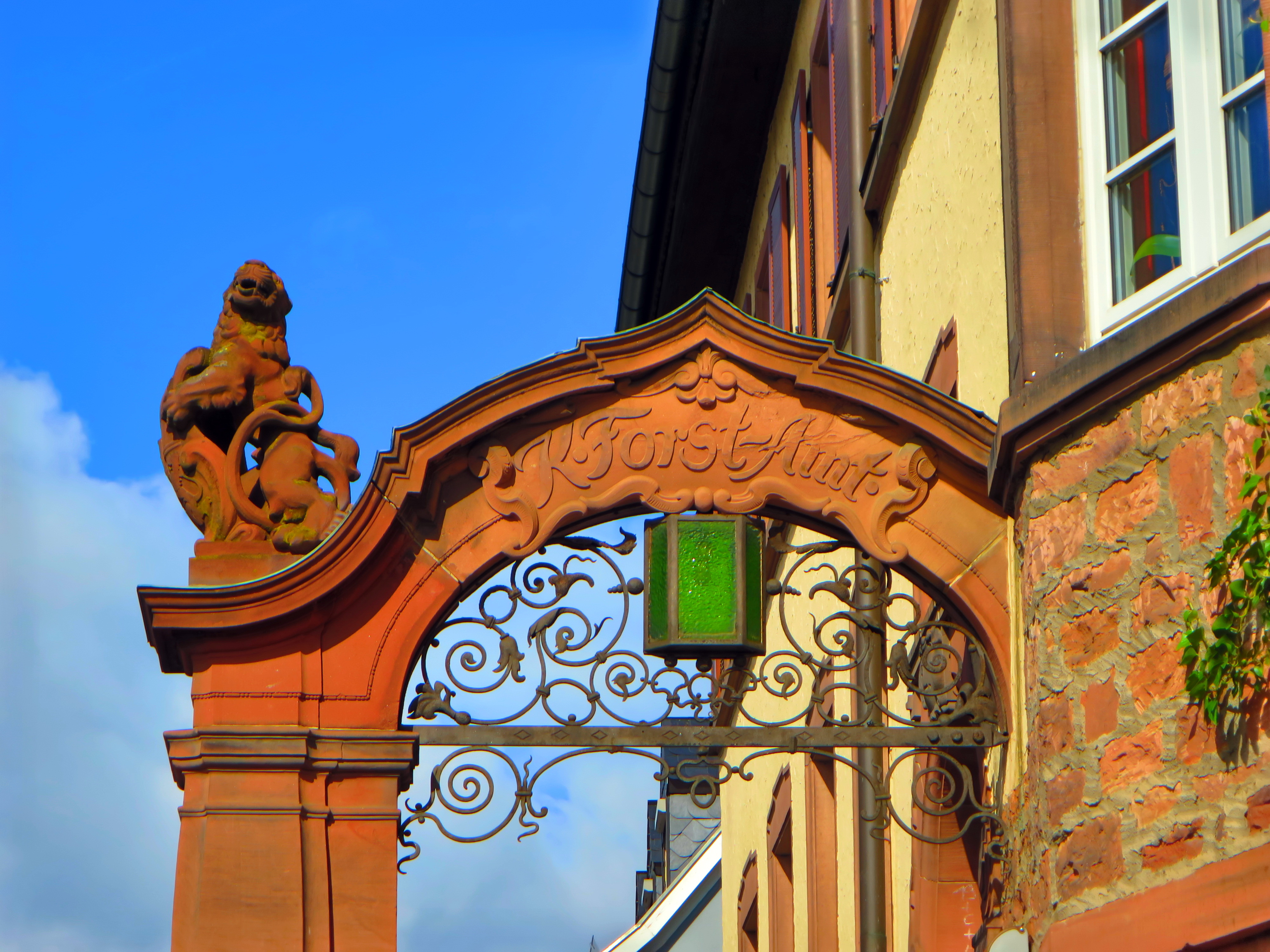 Eingangsportal des alten Forstamtes