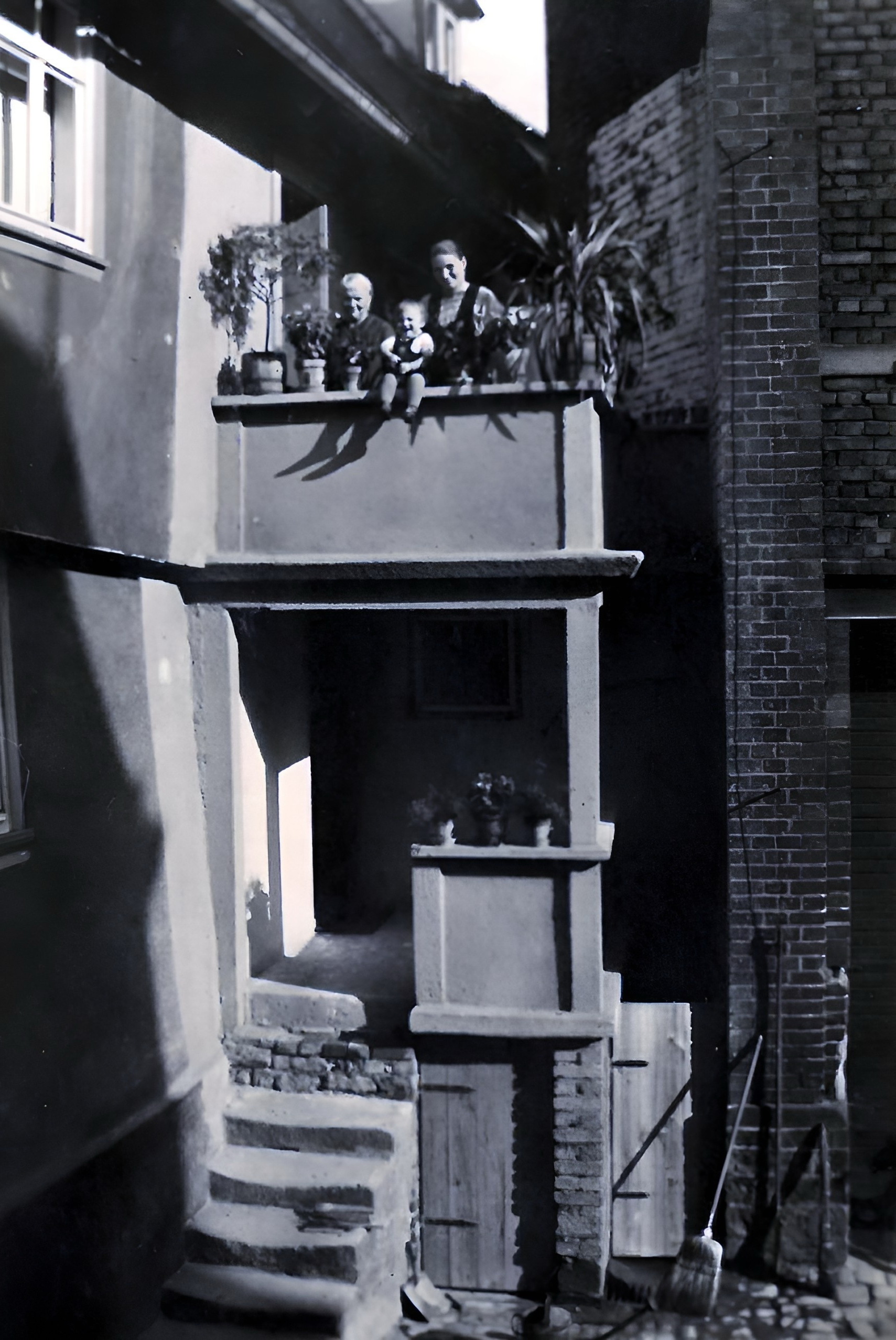 Am Hauseingang der Mainstraße 1 im Jahr 1935