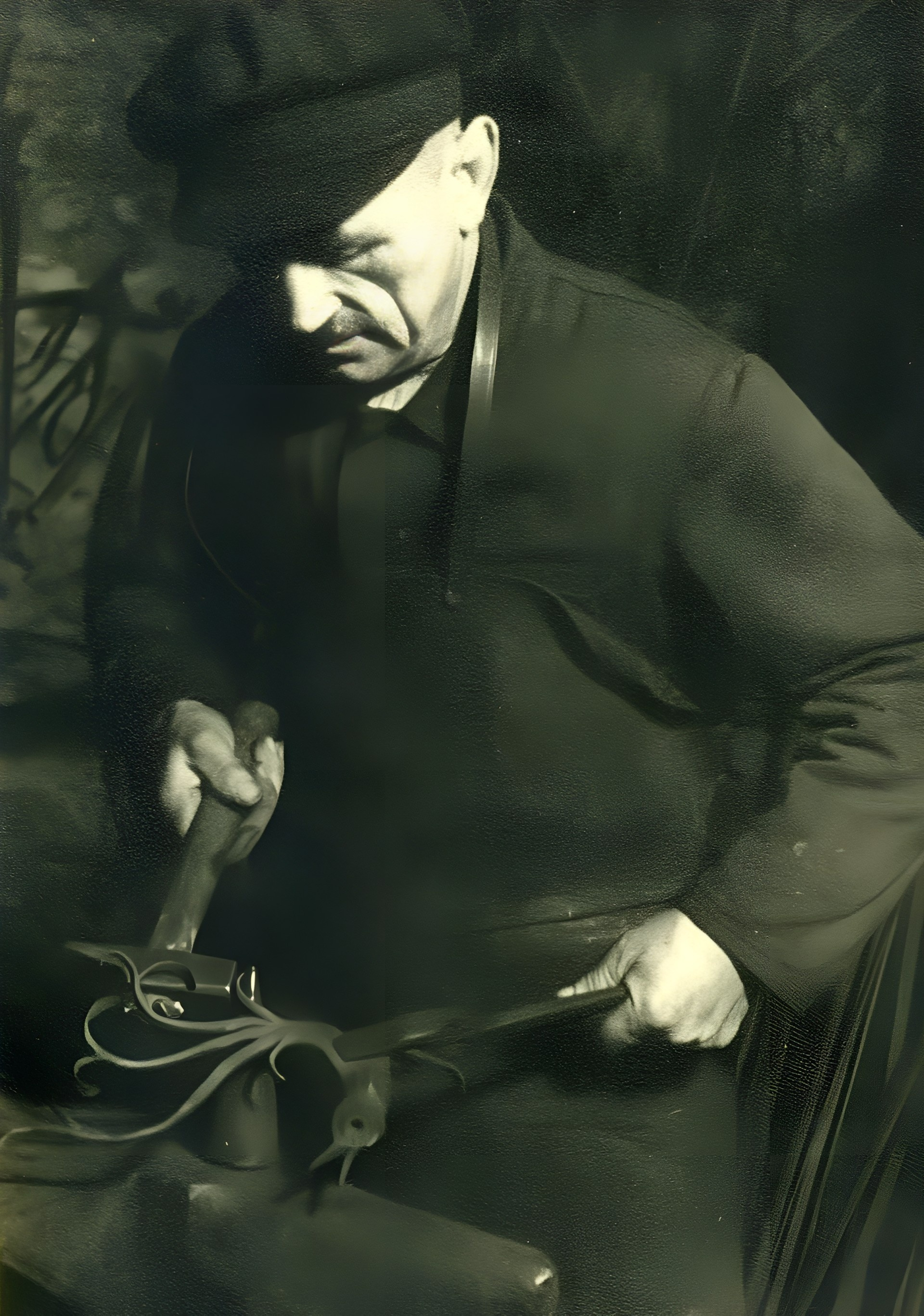 August Winter beim Schmieden