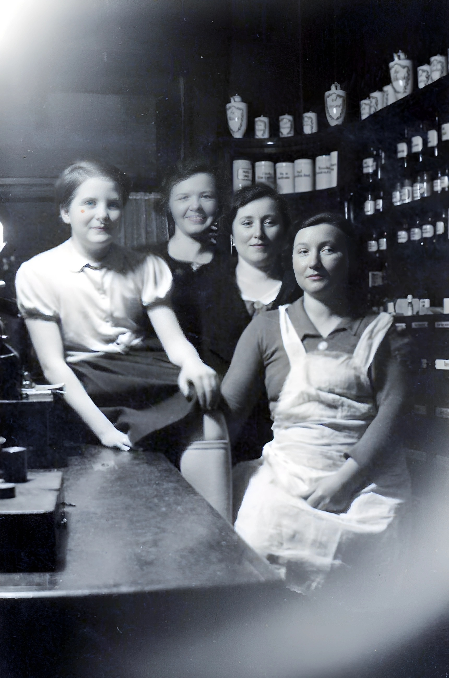 In der Apotheke (etwa in den Jahren 1930 - 1940)