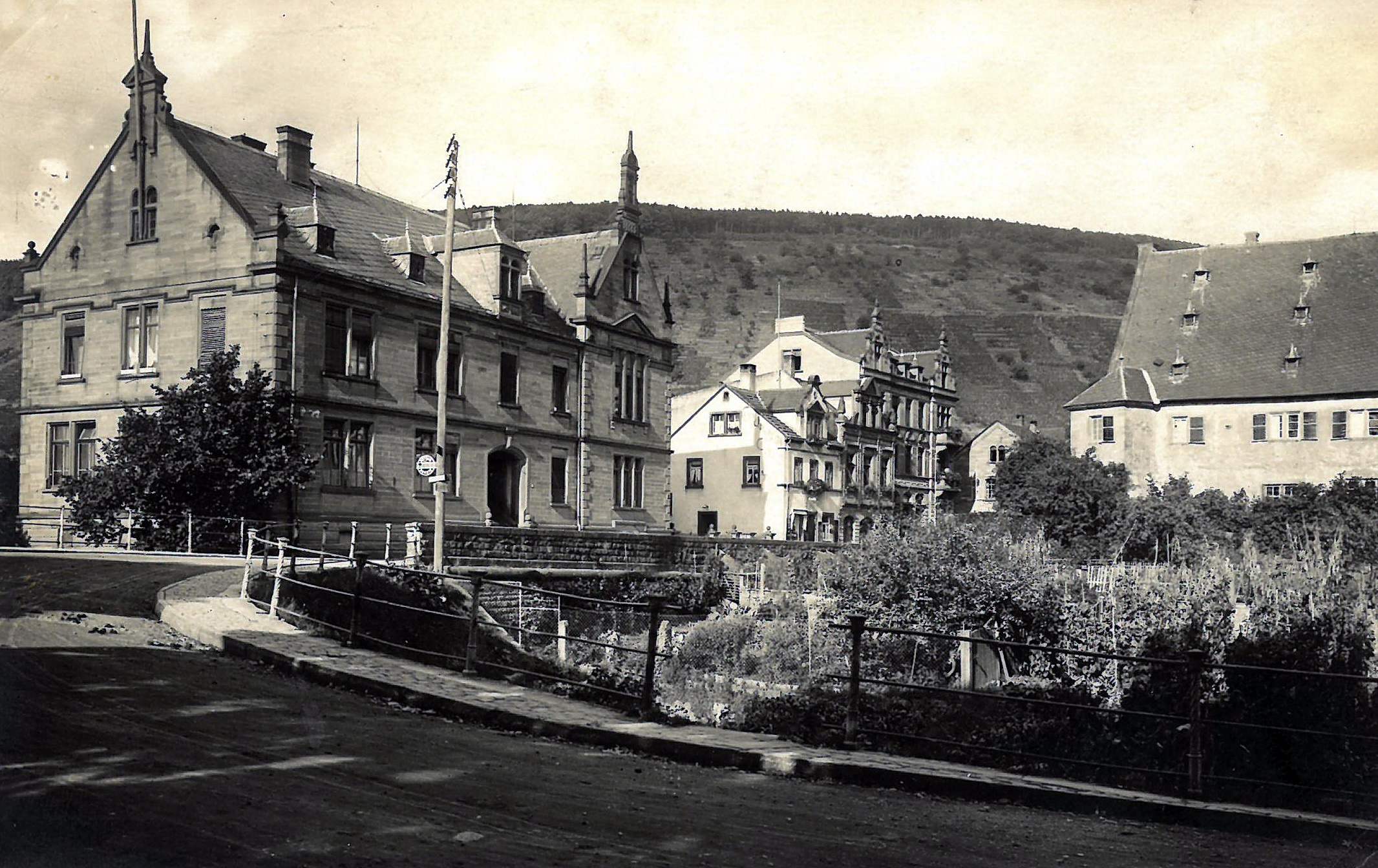 Brückenauffahrt mit Blick in die Rathausstraße
