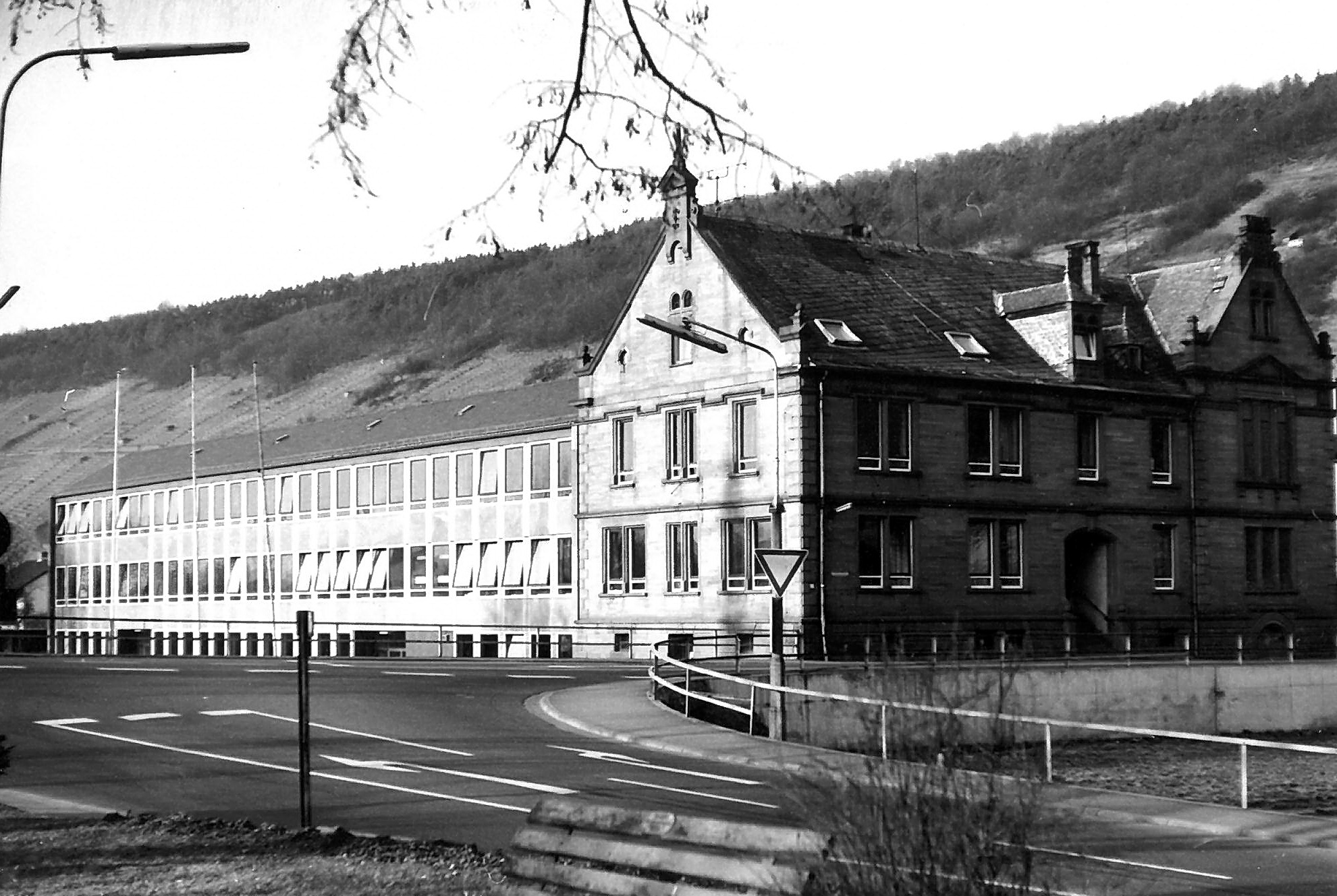 Brückenauffahrt mit Blick in die Rathausstraße um 1980