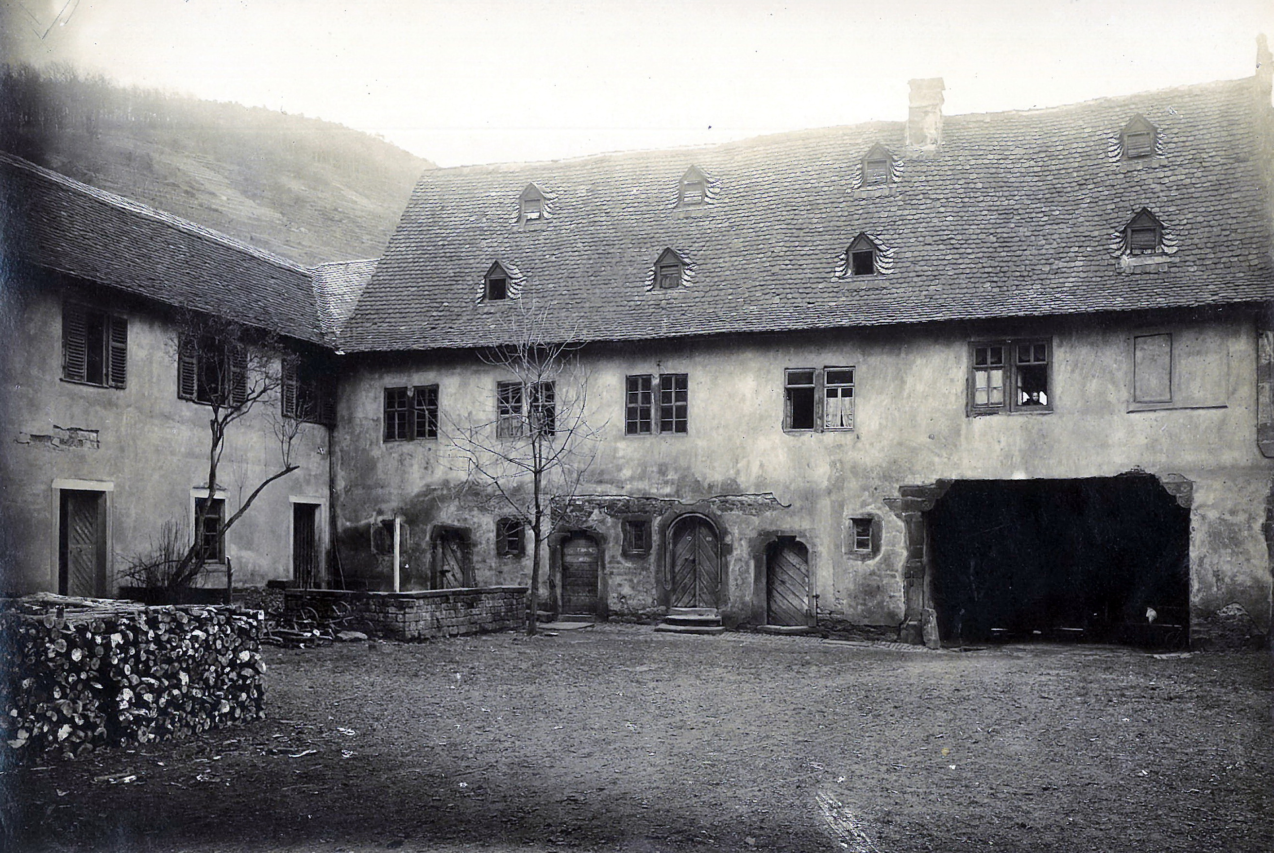 Schlosshof un Torhaus um 1930