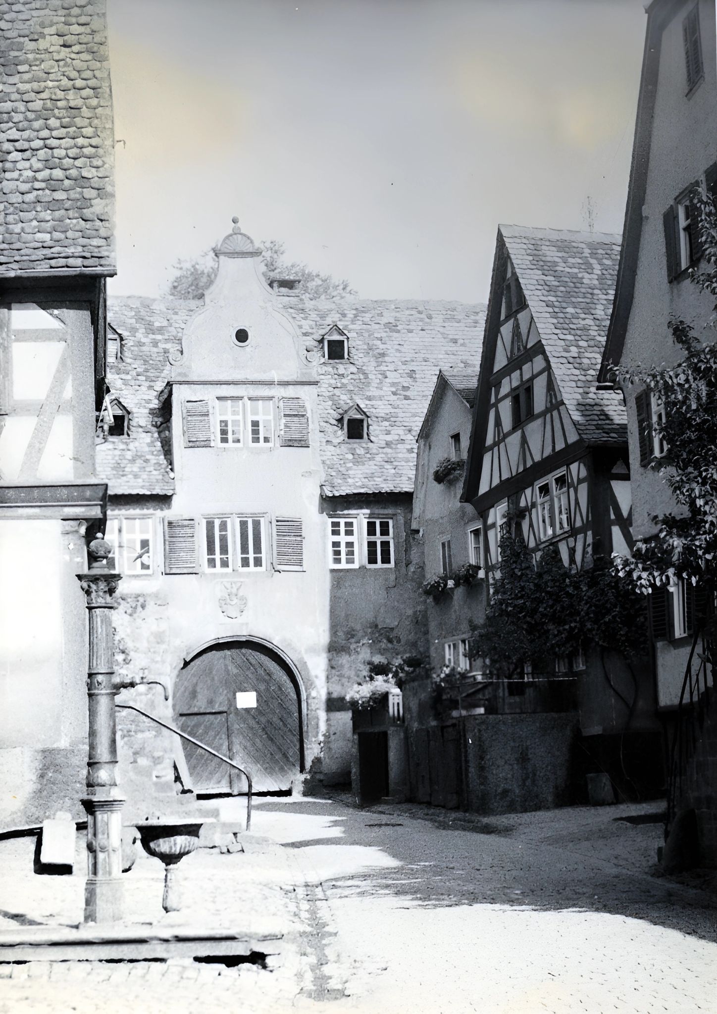 Die Hofstraße mit Blick auf das Torhaus um  1935
