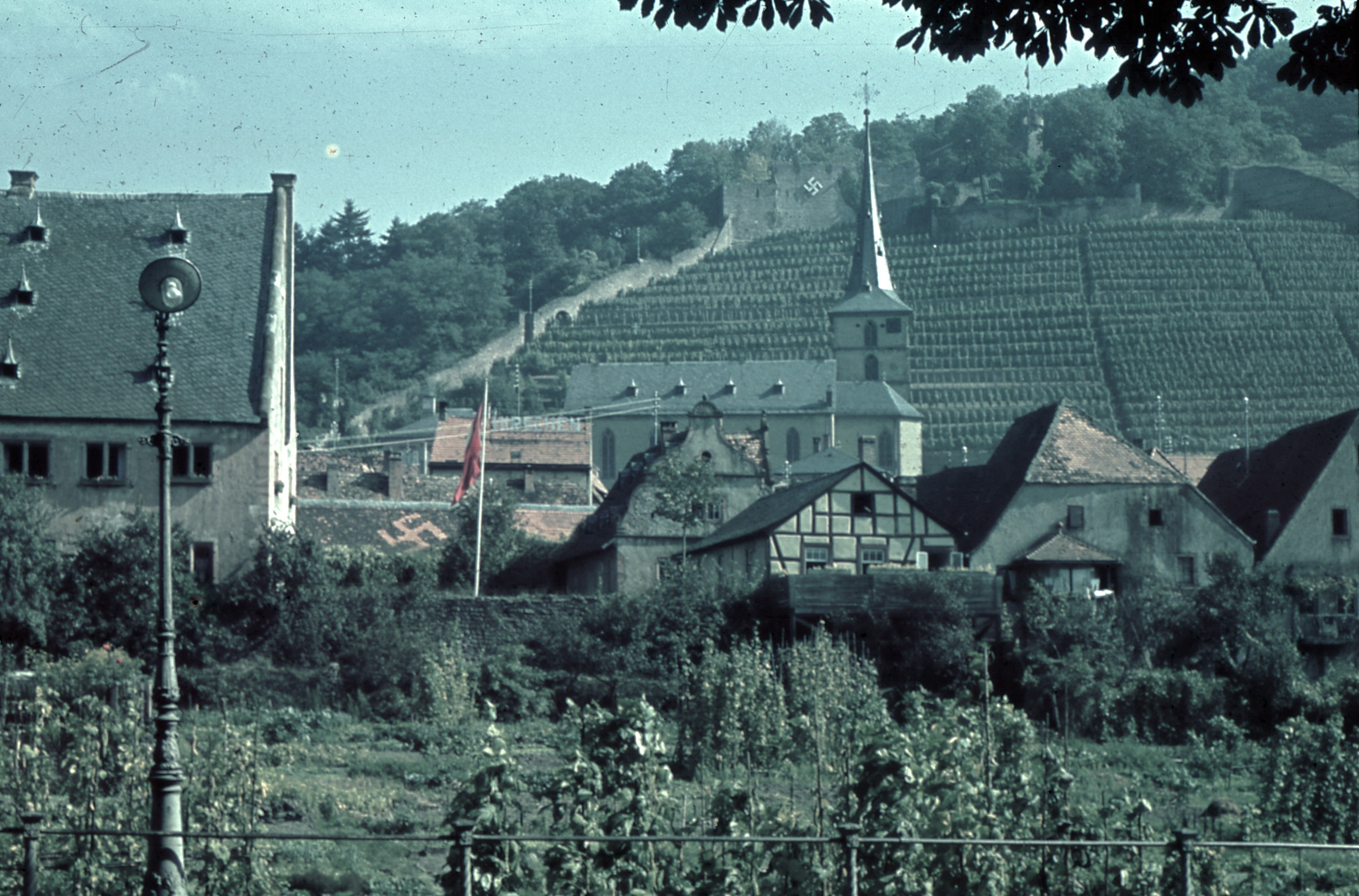 Die "Lindenflecken" mit Stadtmauer und Haupthaus des Schlosses um 1938