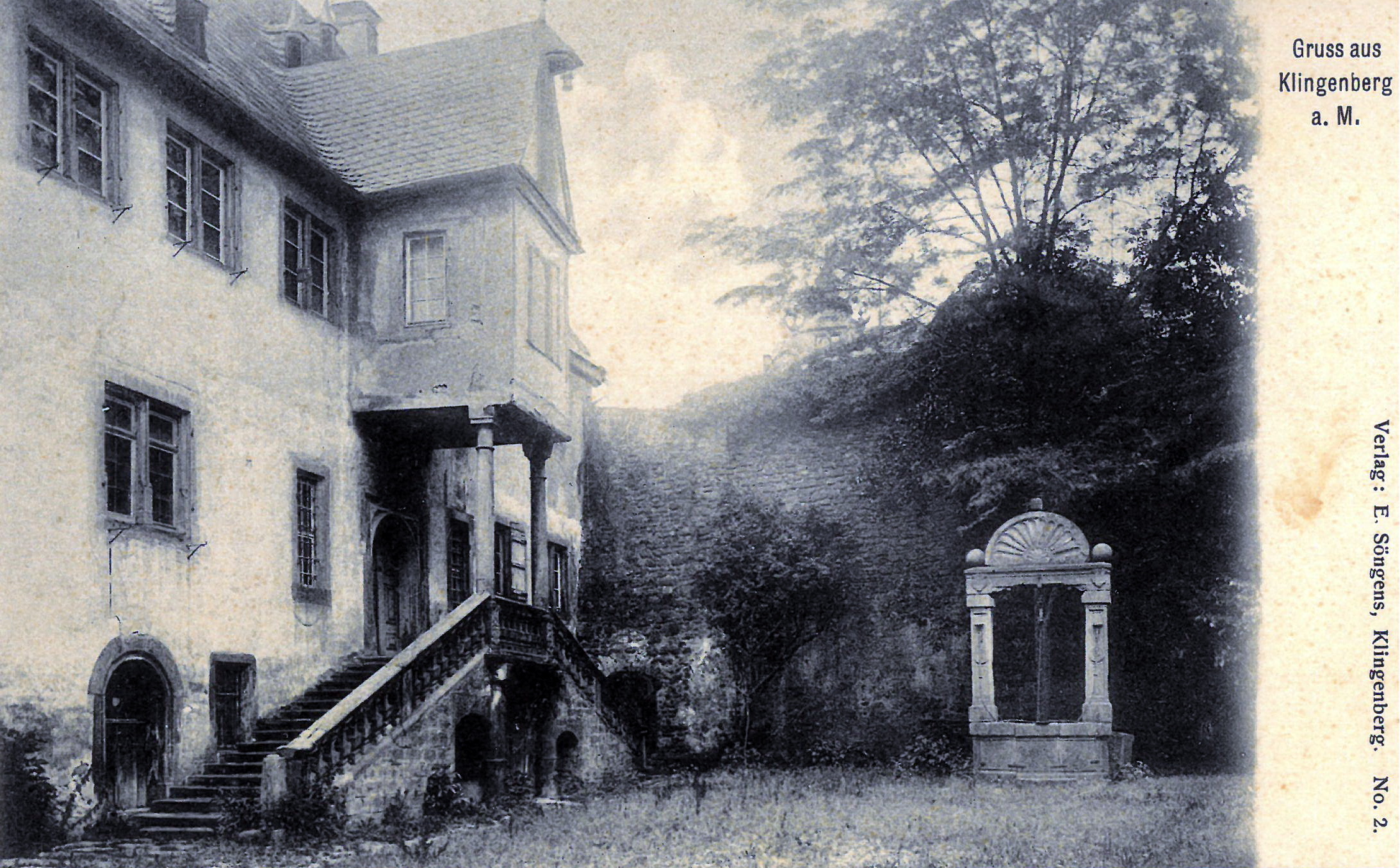 Ansichtskarte des Haupthaus und Brunnen um 1939