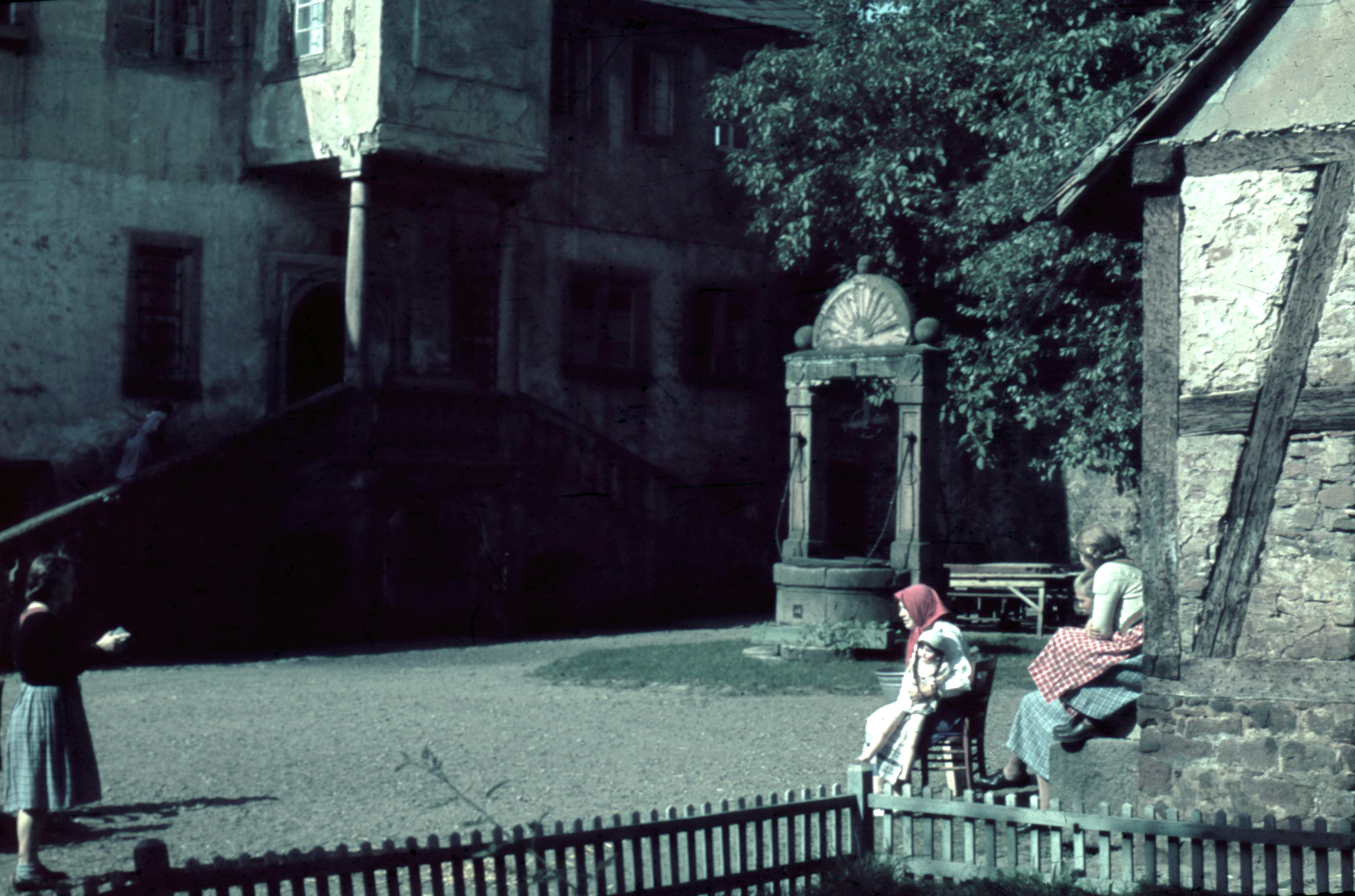 Im Innenhof des Schloss in den 1940er Jahren