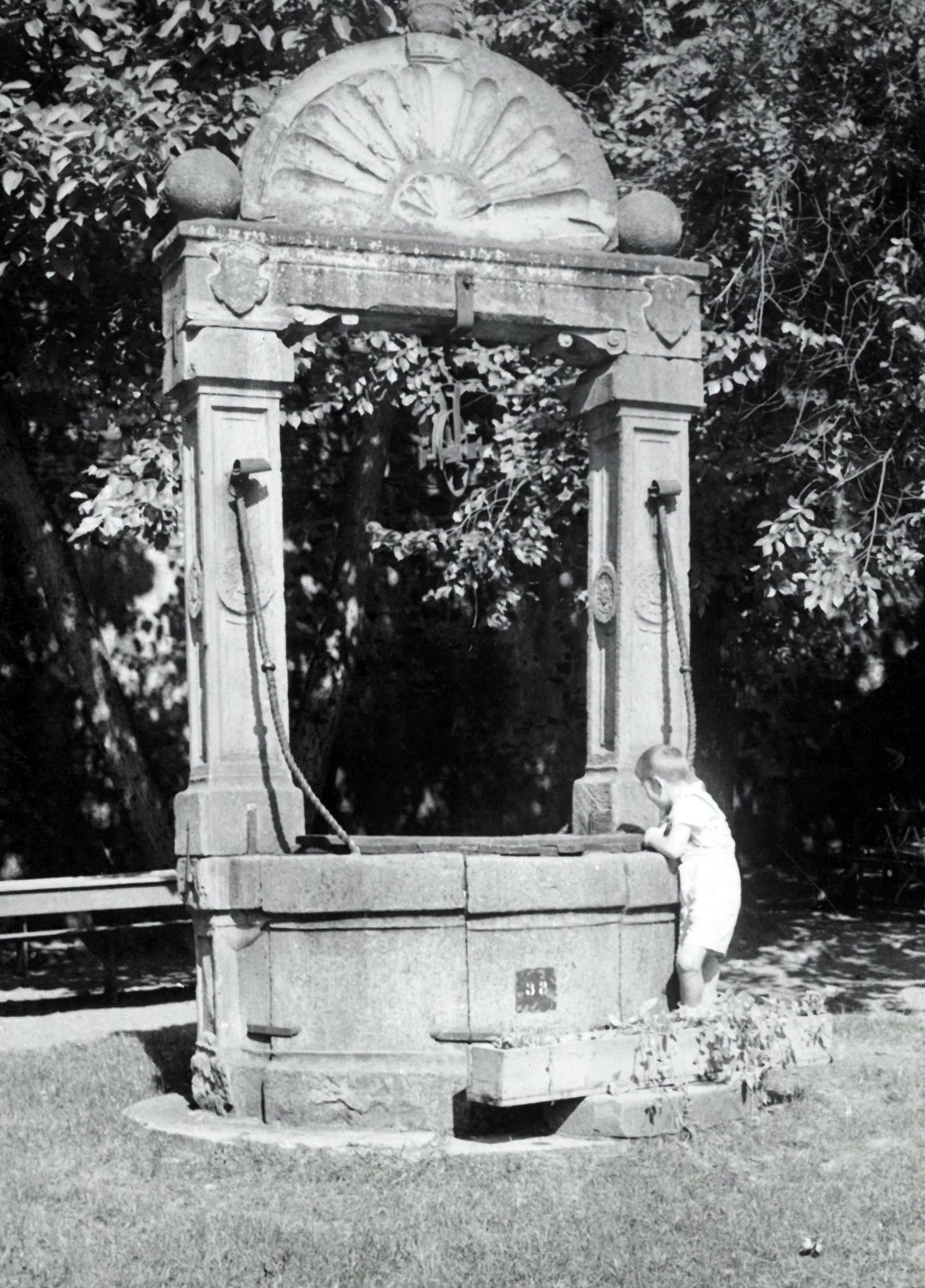 Junge am Schlossbrunnen um  1937