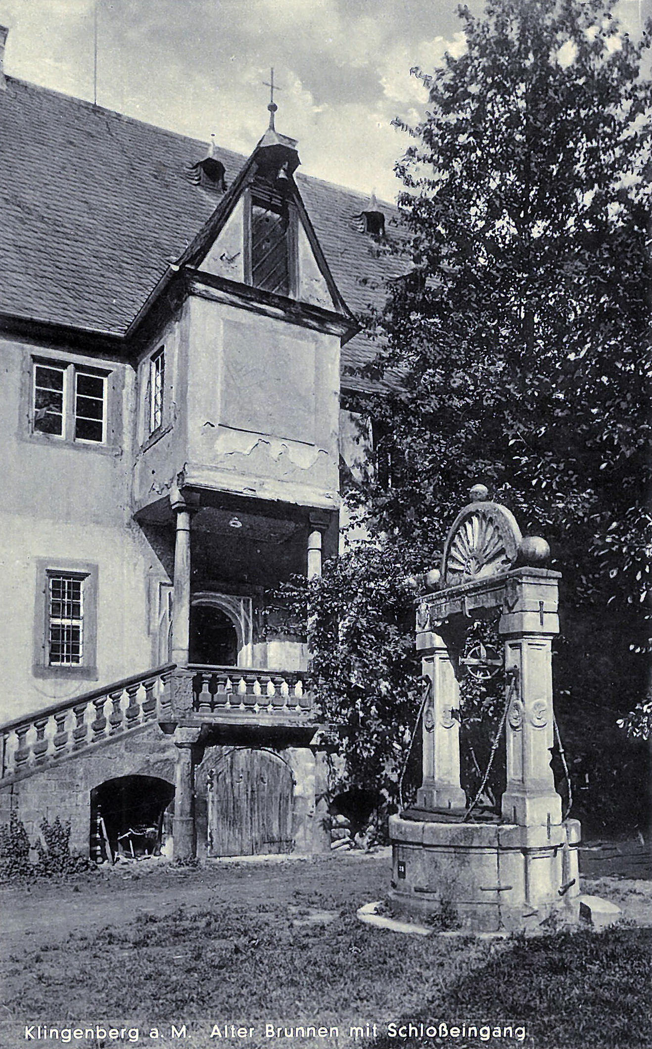Ansichtskarte des Haupthauses mit Schöpfbrunnen um 1941