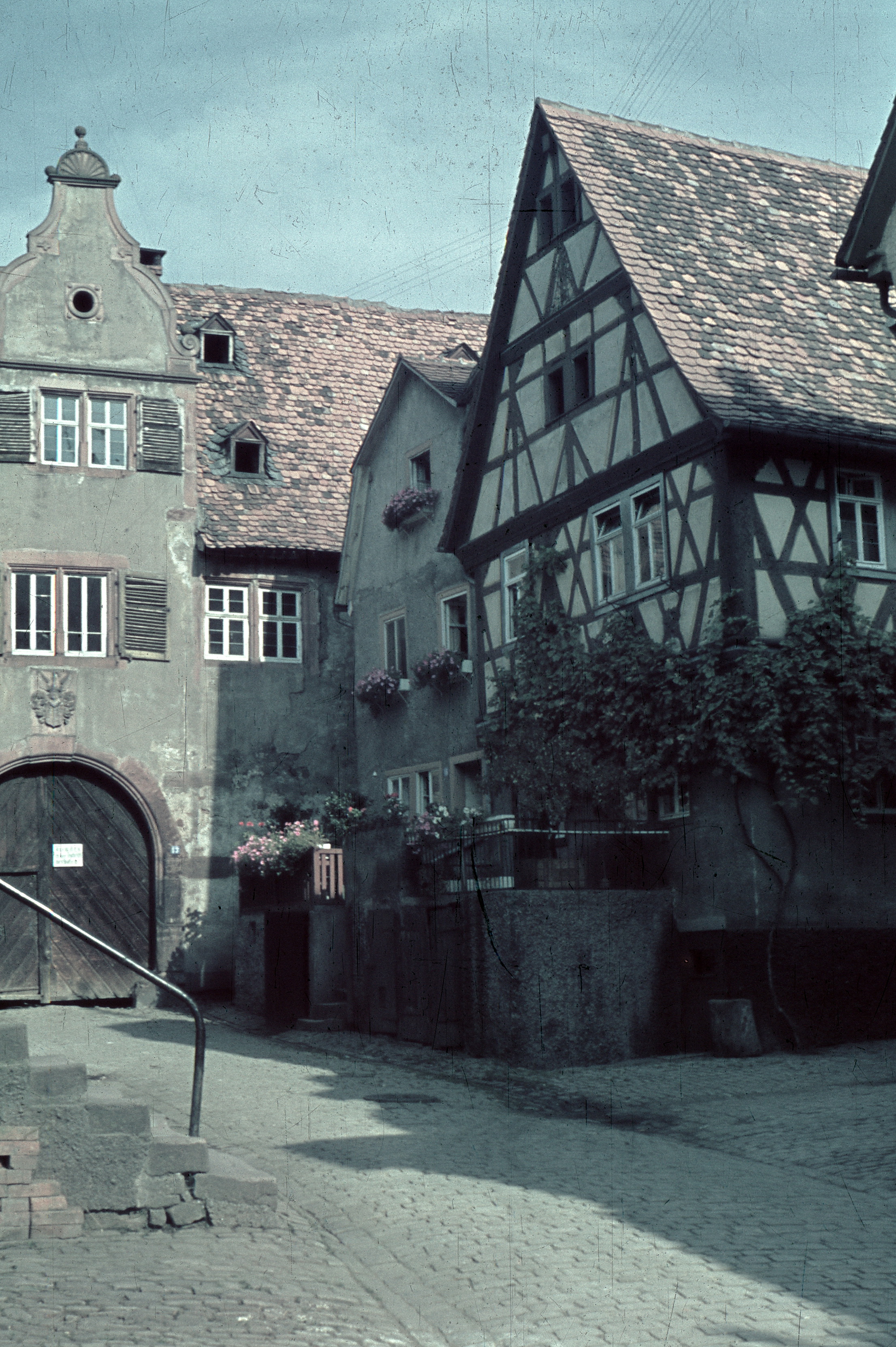 Die Hofstraße mit Torhaus um 1945